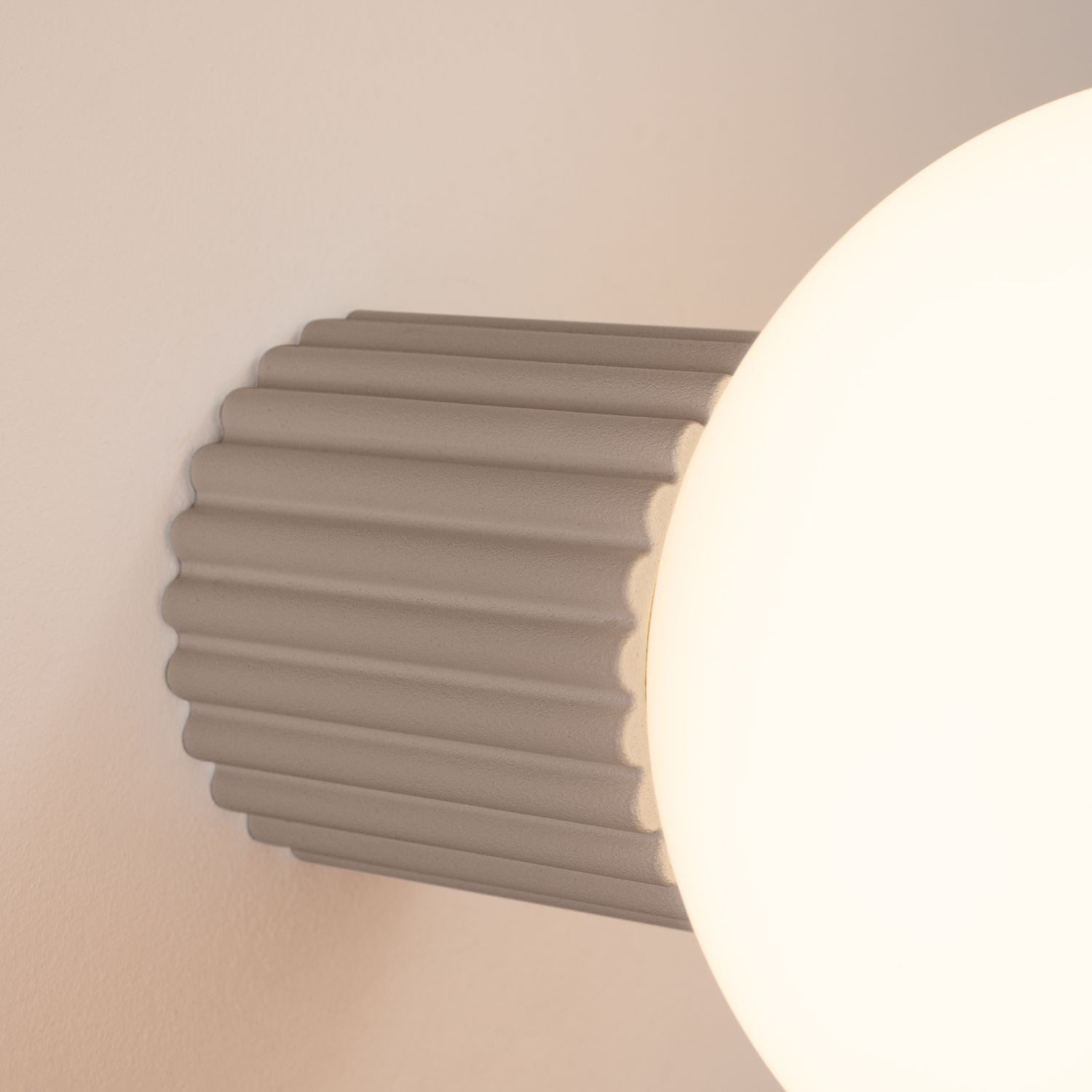 Licht-Erlebnisse Wandleuchte DELOR, ohne Leuchtmittel, Taupe IP44 G9 Glas A günstig online kaufen