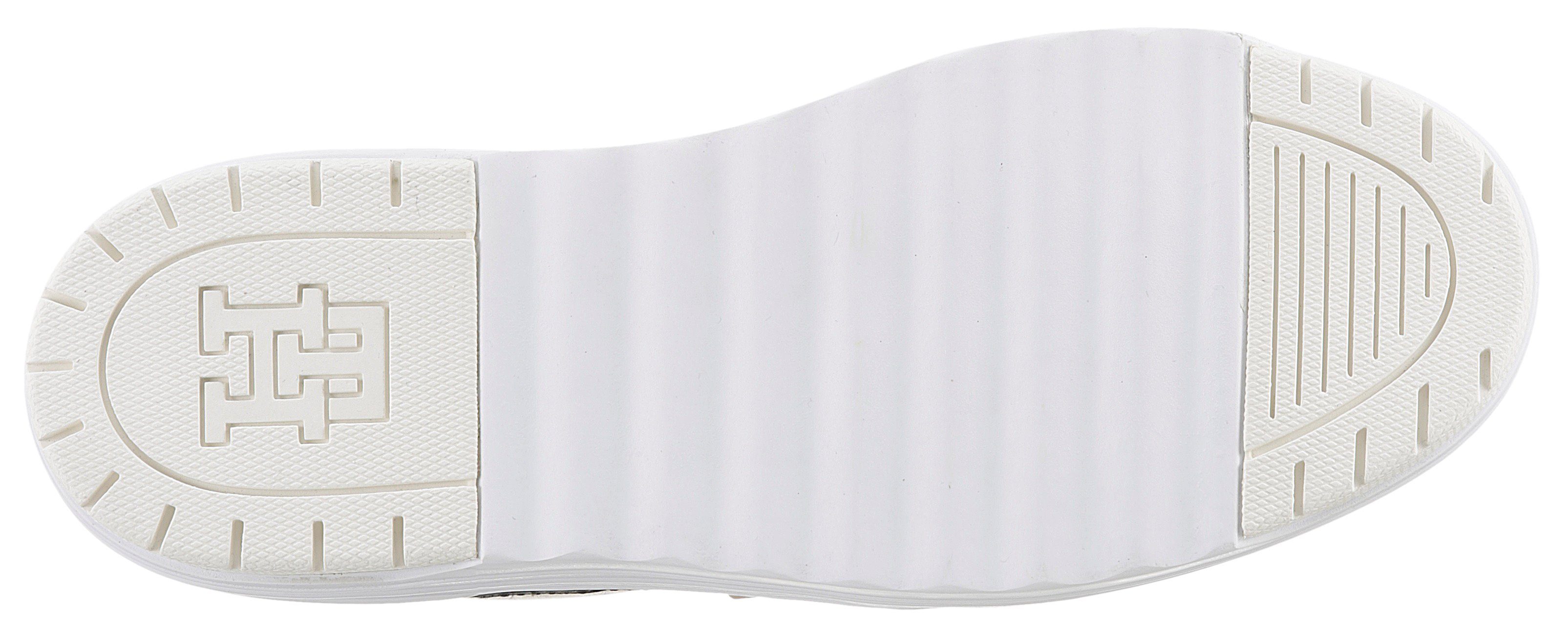 Tommy Hilfiger TH BASKET SNEAKER mit weiß-schwarz-beige Plateausneaker LO TH-Schmuckelement