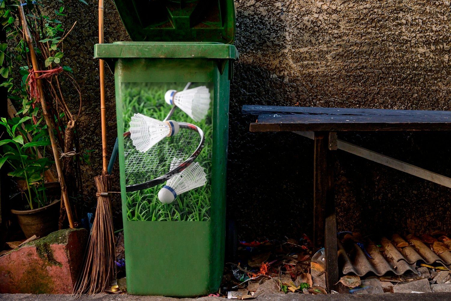 MuchoWow Wandsticker Drei Shuttles im Mülltonne, Container, Abfalbehälter Gras Sticker, St), (1 Mülleimer-aufkleber, grünen