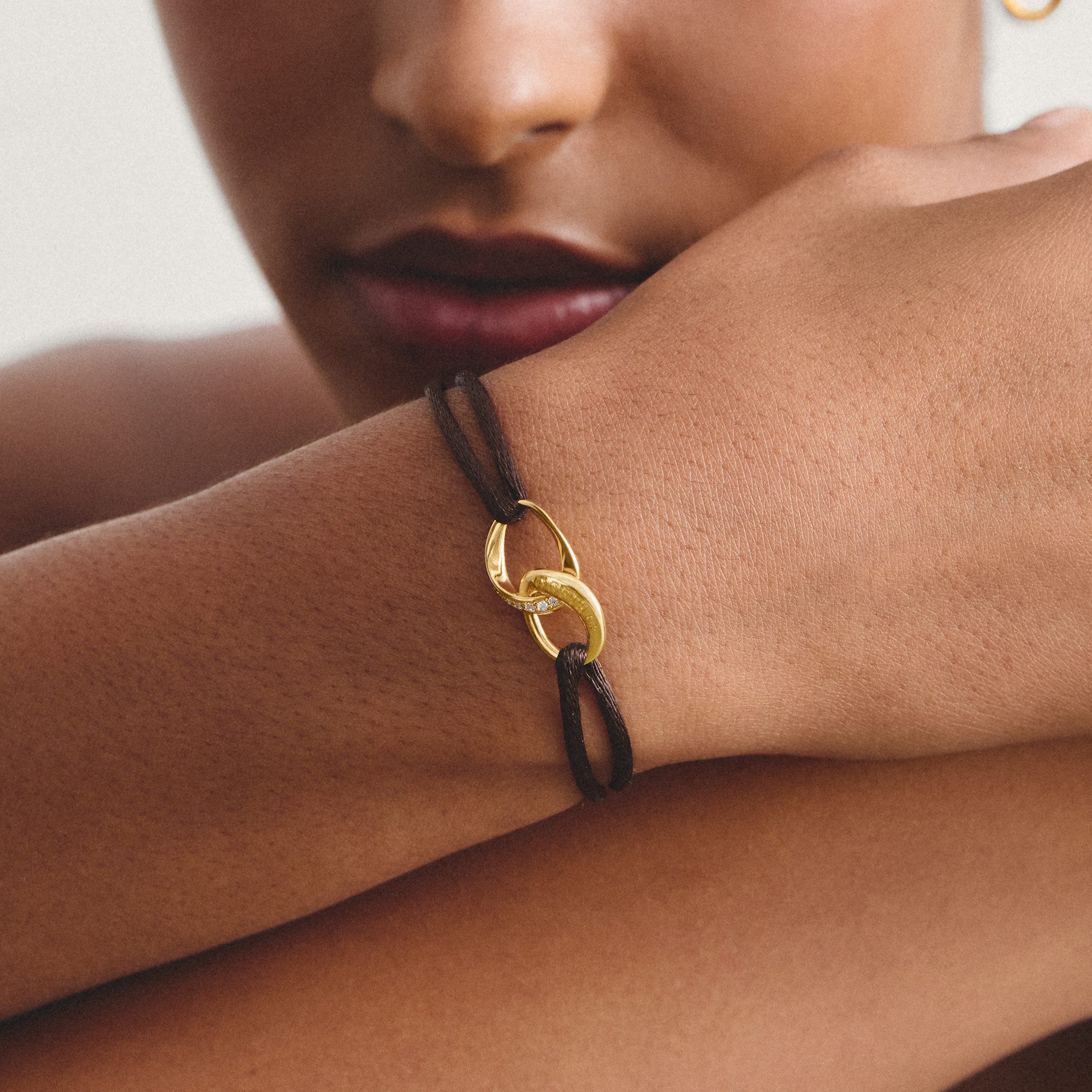 THOMAS SABO Armband Together Textilarmband gelbgoldfarben, mit Zirkonia (synth) – Bild 4 von 5