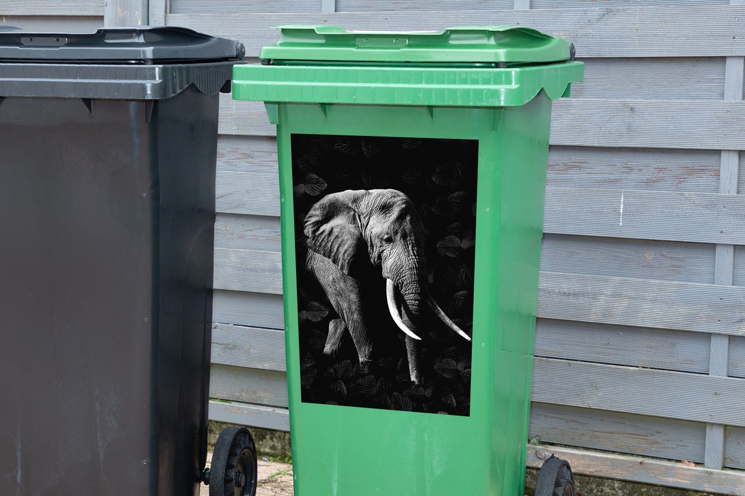 MuchoWow Wandsticker Sticker, Mülltonne, Mülleimer-aufkleber, auf St), weiß Container, Elefant Hintergrund - Abfalbehälter (1 dunklem schwarz Botanischer und