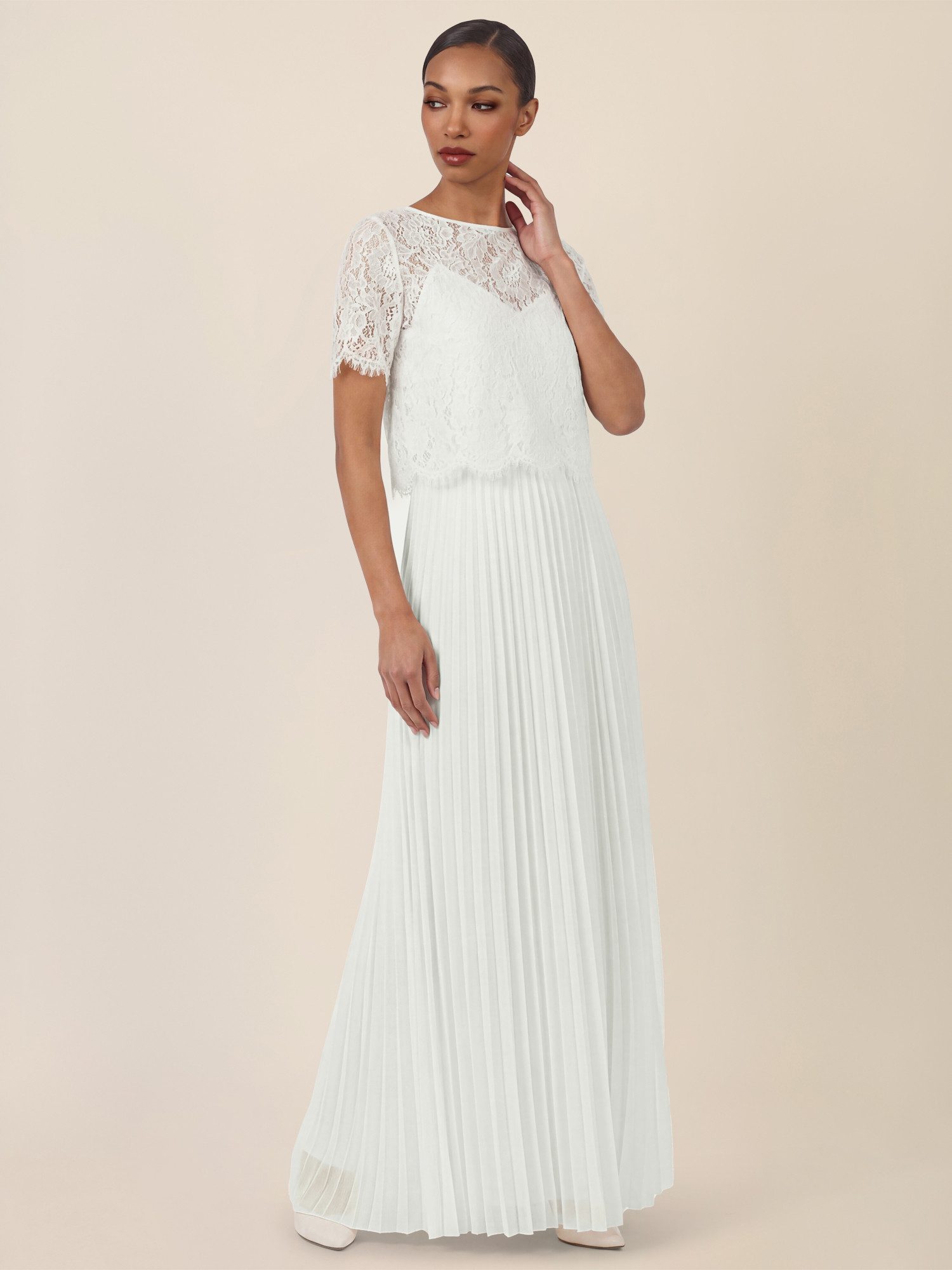 Apart Abendkleid mit Spitzenoberteil und Plisseerock