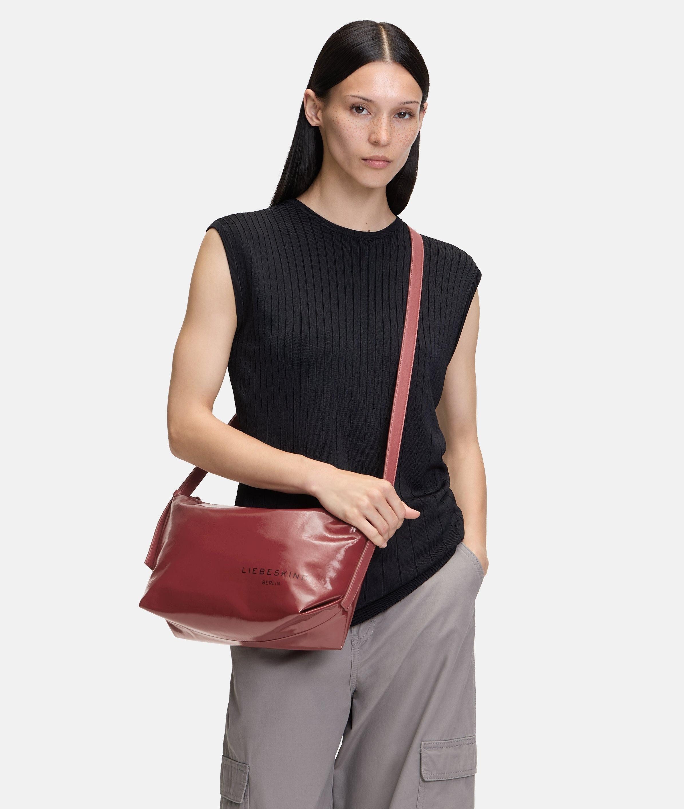 Liebeskind Berlin Umhängetasche Elvira Crossbody M, Geräumige Umhängetasche aus folierter Baumwolle