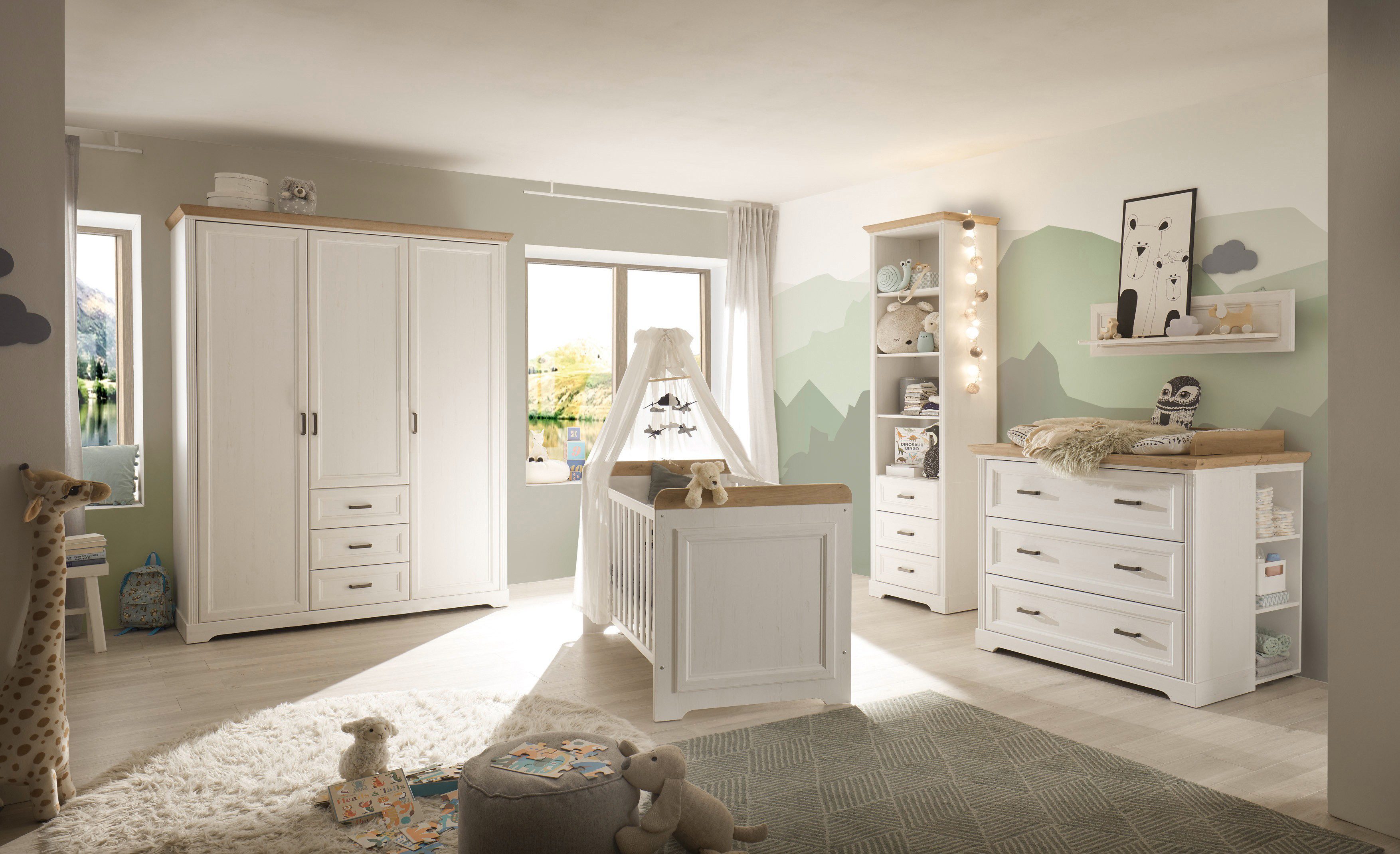 möbel-direkt.de Babyzimmer-Komplettset Jasmin, (Komplett Set, 7-tlg., Schrank, Bett, Wickelkommode, 2 Seitenregalen, Regal, Wandboard), 3fach höhenverstellbarer Lattenrost, Schlupfsprossen