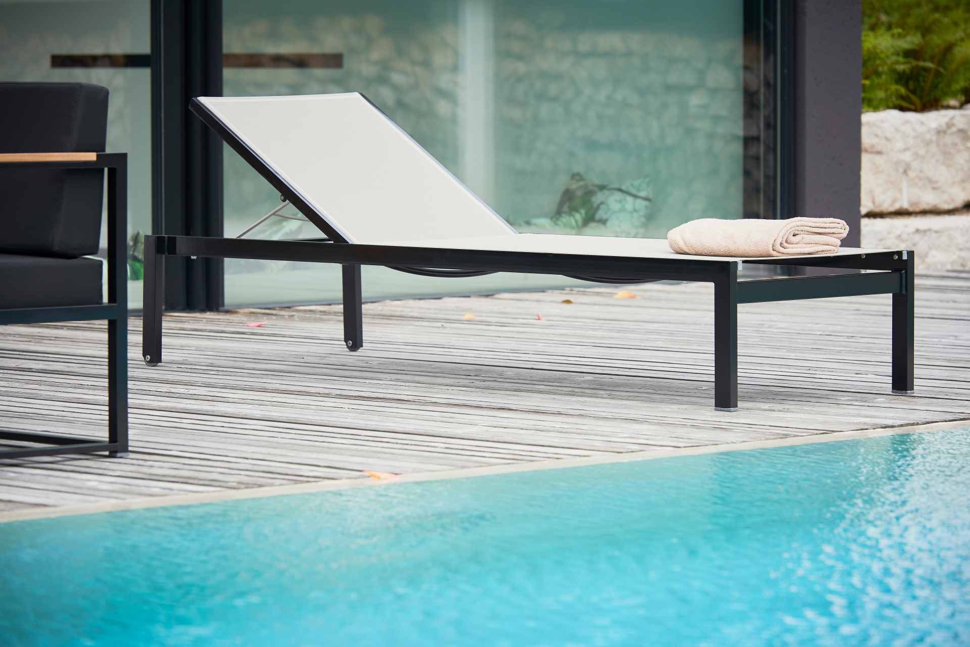 jankurtz Gartenliege Quadrato aus Aluminium, Schwarz/Taupe, Stapelbar und verstellbare Rückenlehne.