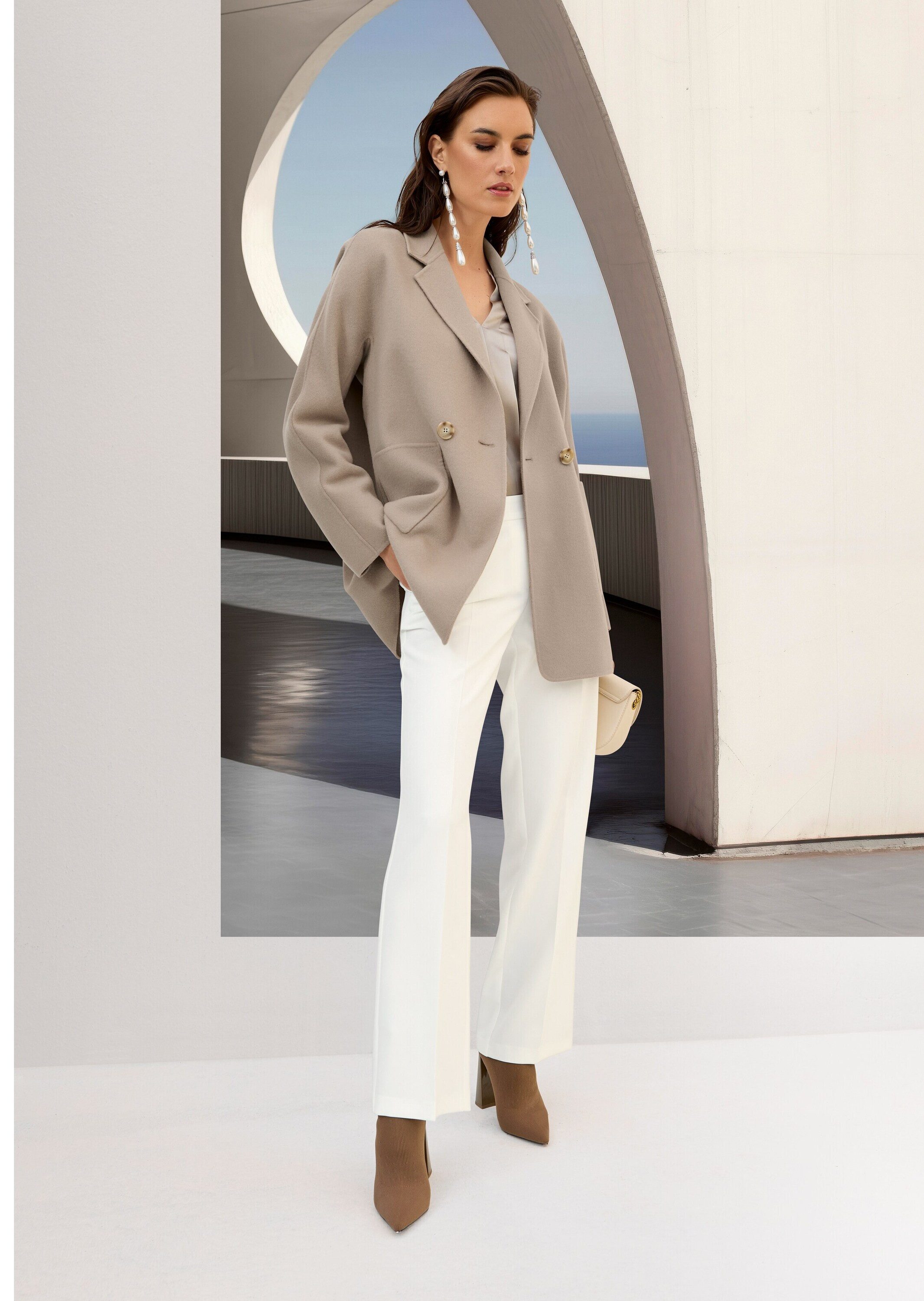 MADELEINE Kurzmantel Eleganter Wollmantel mit Reverskragen Modischer Zweireiher mit aufgesetzten Taschen, Ziernähten und Langarm