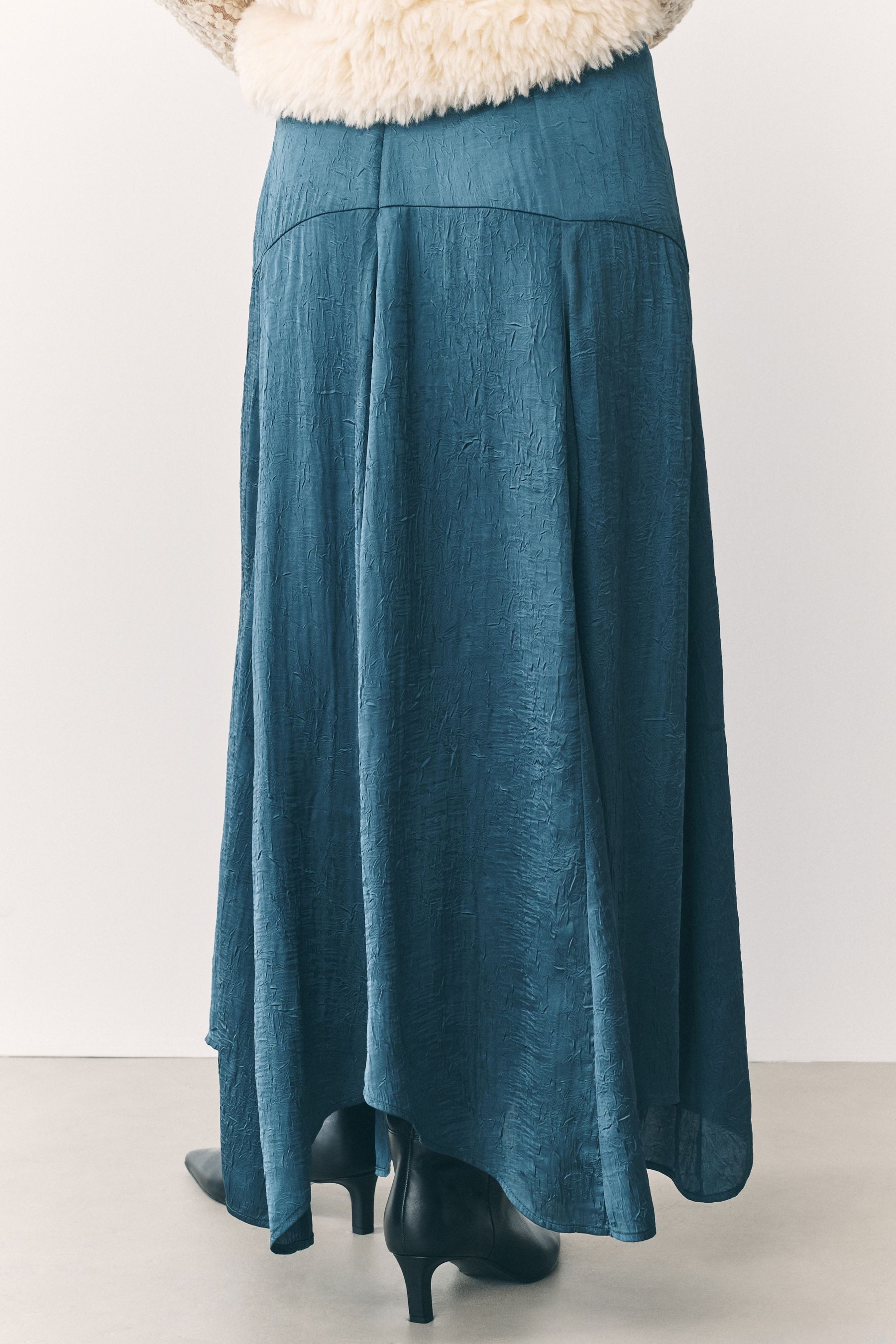 Next Midirock Asymmetrischer Midirock aus Satin in Knitteroptik (1-tlg)