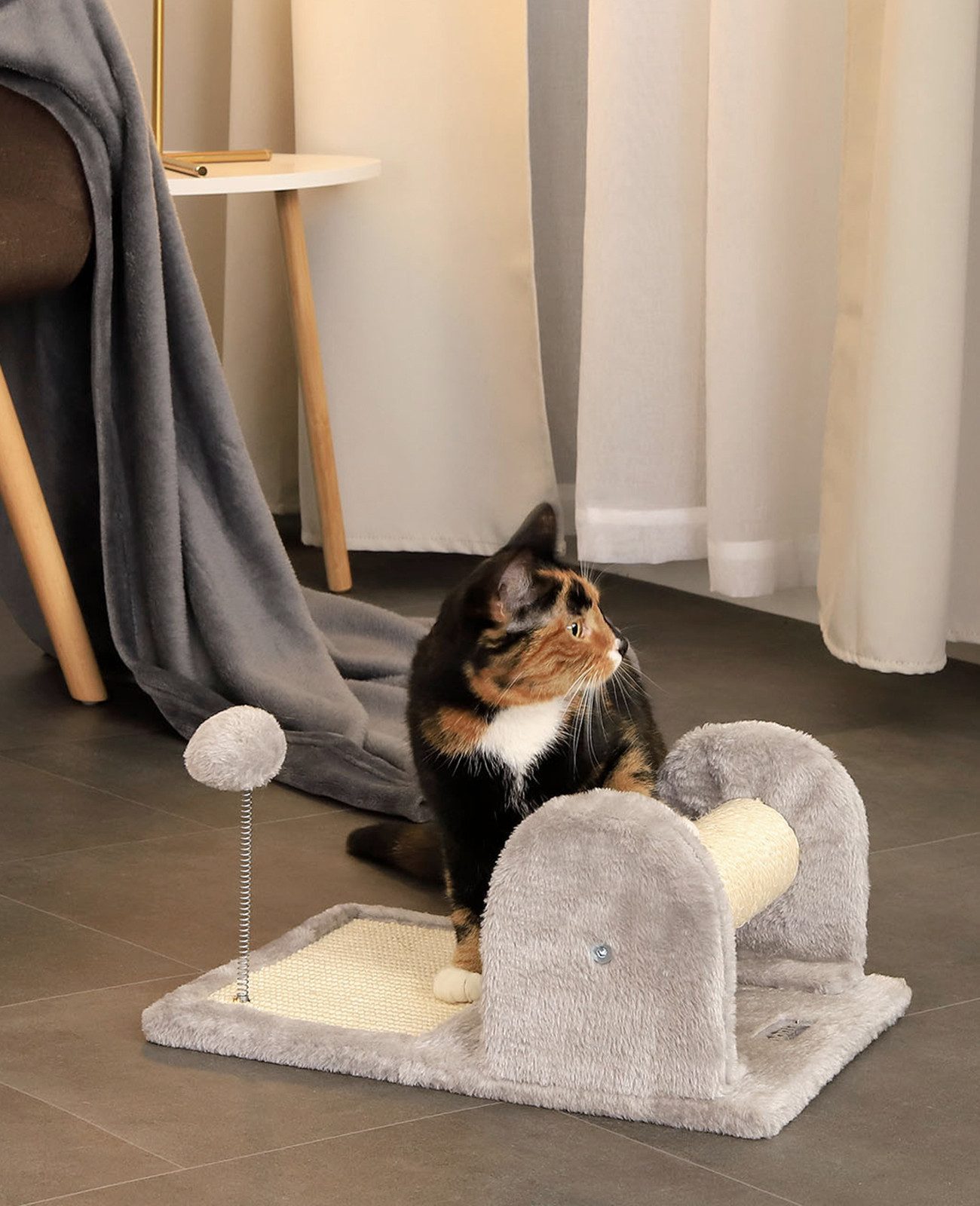 lionto Kratzbaum klein, Kratzbrett für Kitten und erwachsene Katzen, hellgrau, stabil & vielseitig mit Spielball, Sisalstange & Kratzfläche