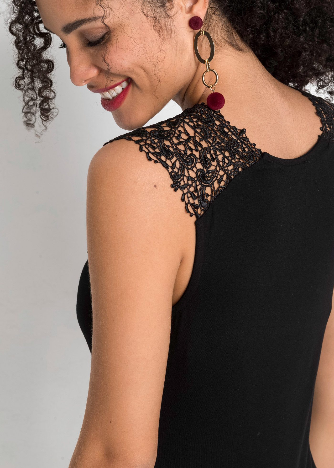 bonprix Spitzentop figurenbetonte Passform, ärmelloses Design, eleganter Stil, mit Spitze