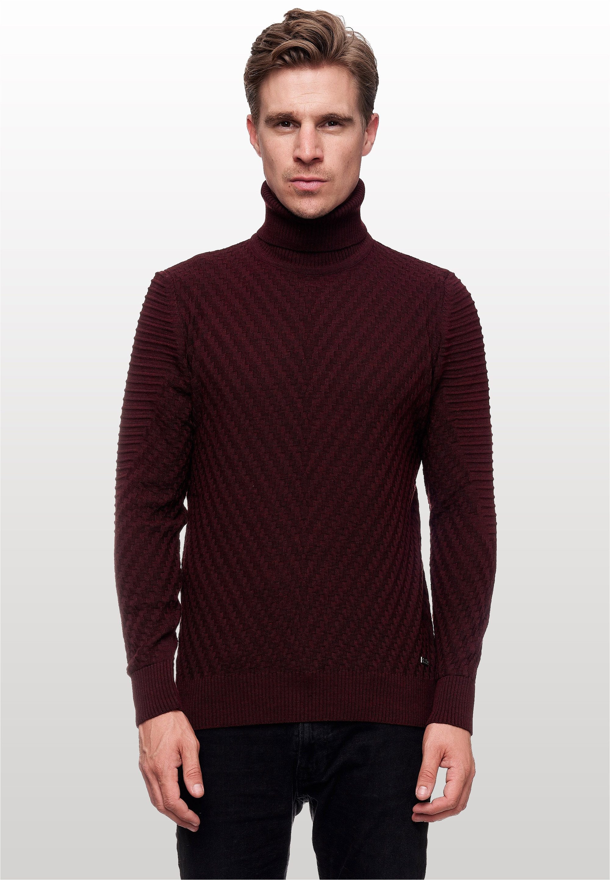 Rusty Neal Rollkragenpullover in stilvollem Feinstrick