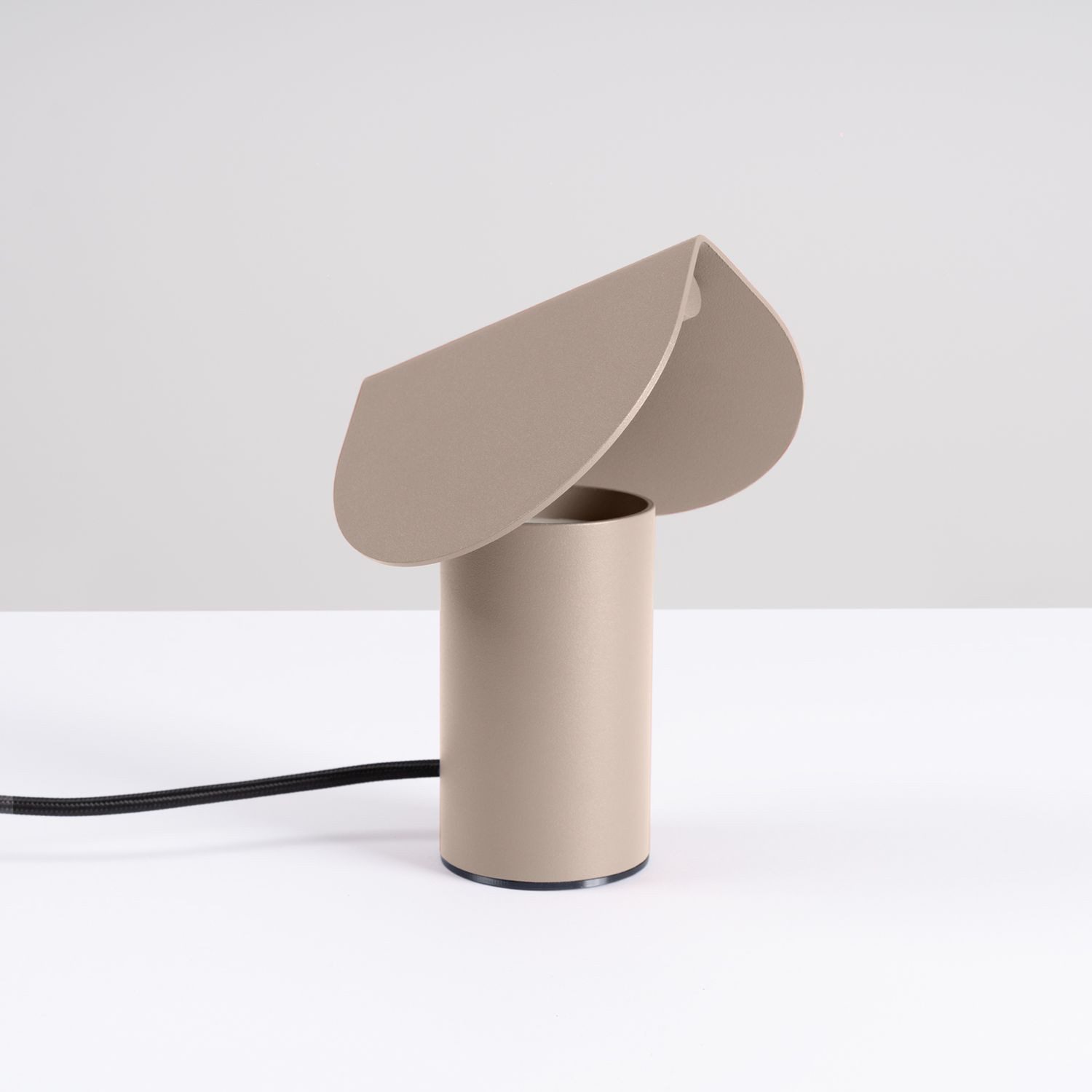 Licht-Erlebnisse Nachttischlampe GERAU, LED fest integriert, Warmweiß, LED Aluminium 15 cm hoch Taupe 3000 K 755 lm Modern