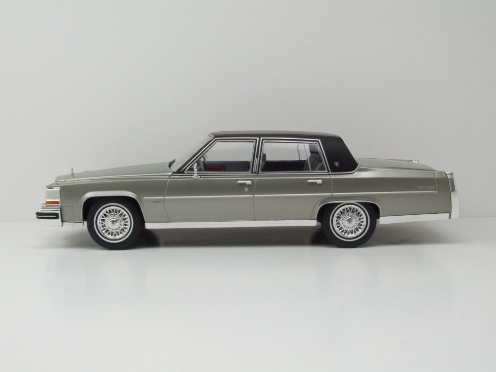 MCG Modellauto Cadillac Fleetwood Brougham 1982 grau metallic, Maßstab 1:18