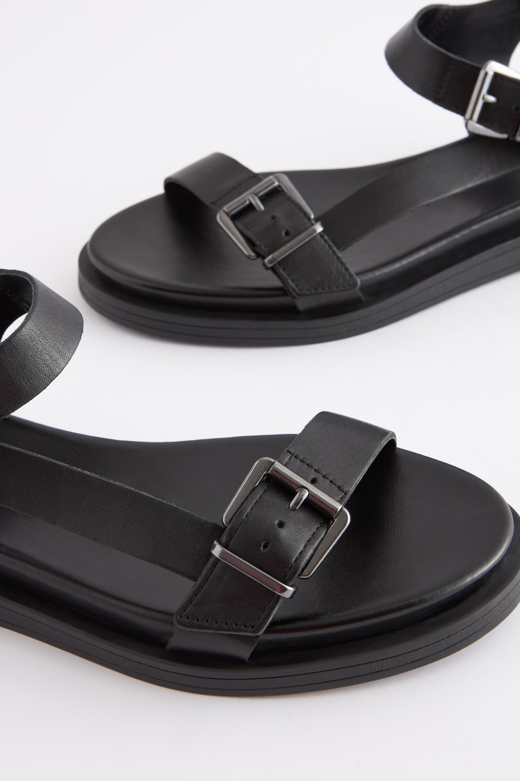 mit Comfort® (1-tlg) Next Sandale Ledersandalen Forever Schnallen