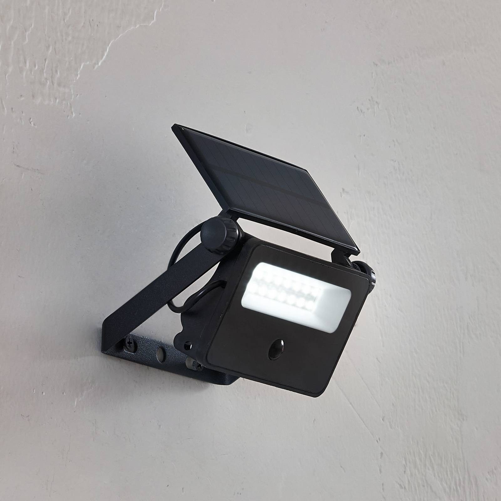 Lindby Außen-Wandleuchte Rikad, LED, Metall, Schwarz tageslicht IP44mit Bewegungsmelder, 1 x 8 W LED, tageslicht