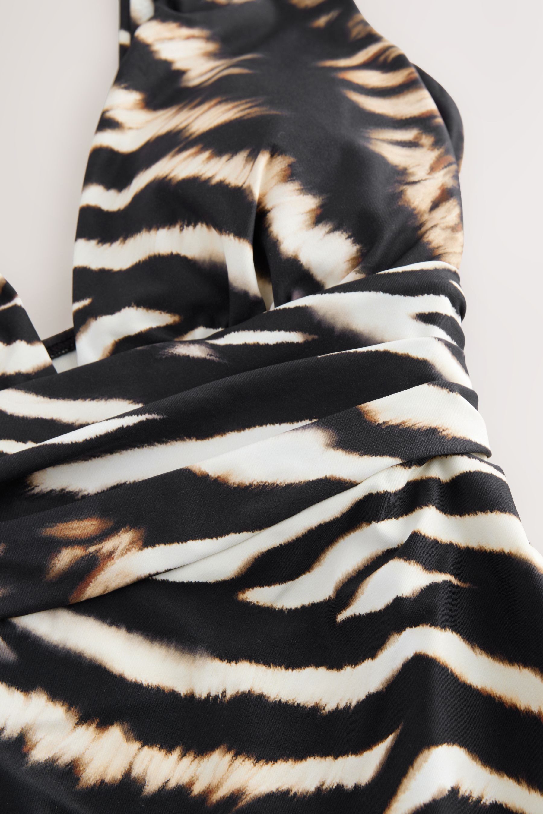 Next Badeanzug Tief ausgeschnittener, bauchformender Badeanzug (1-St)