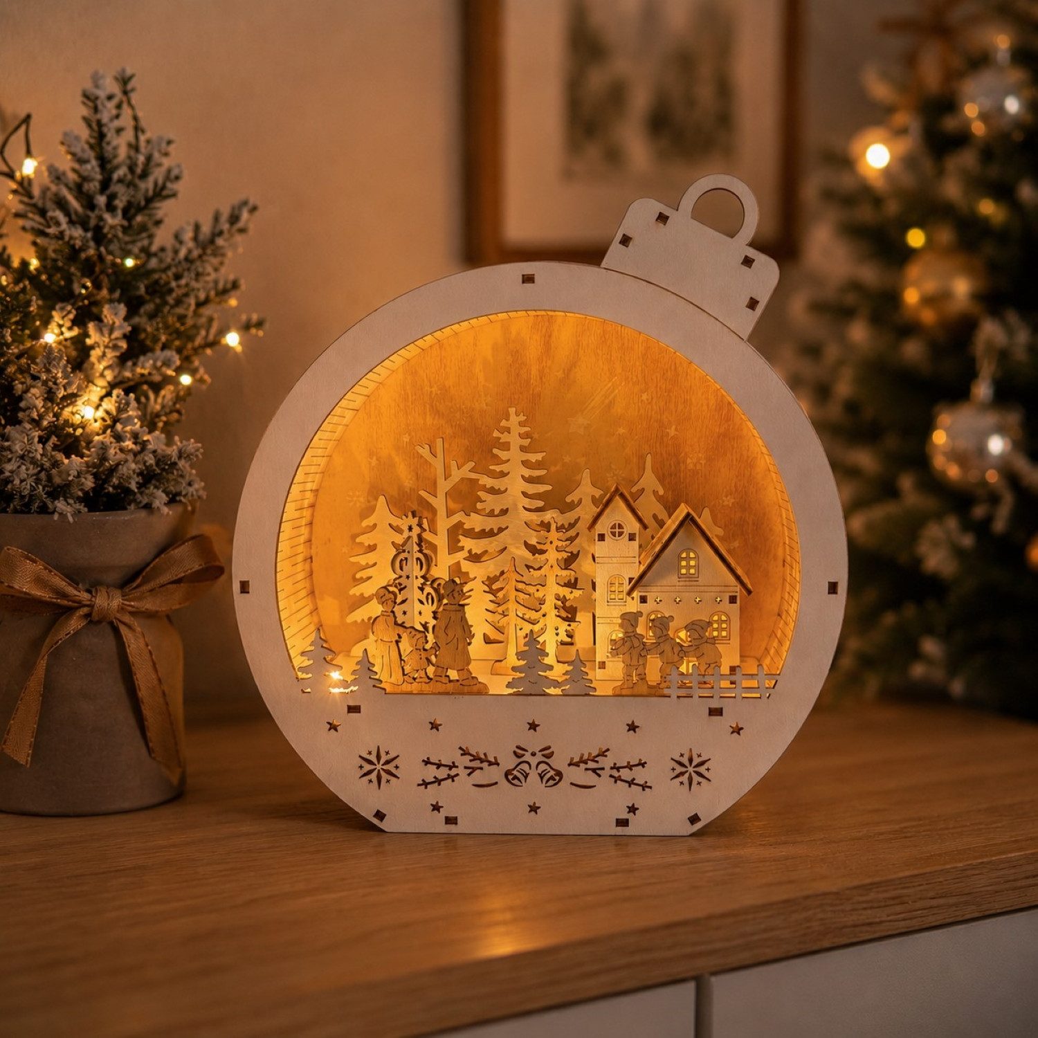 Online-Fuchs Weihnachtsdorf in einer großen Weihnachtskugel aus Holz mit LED-Beleuchtung - Deko, inklusive praktischer 6-Stunden Timerfunktion