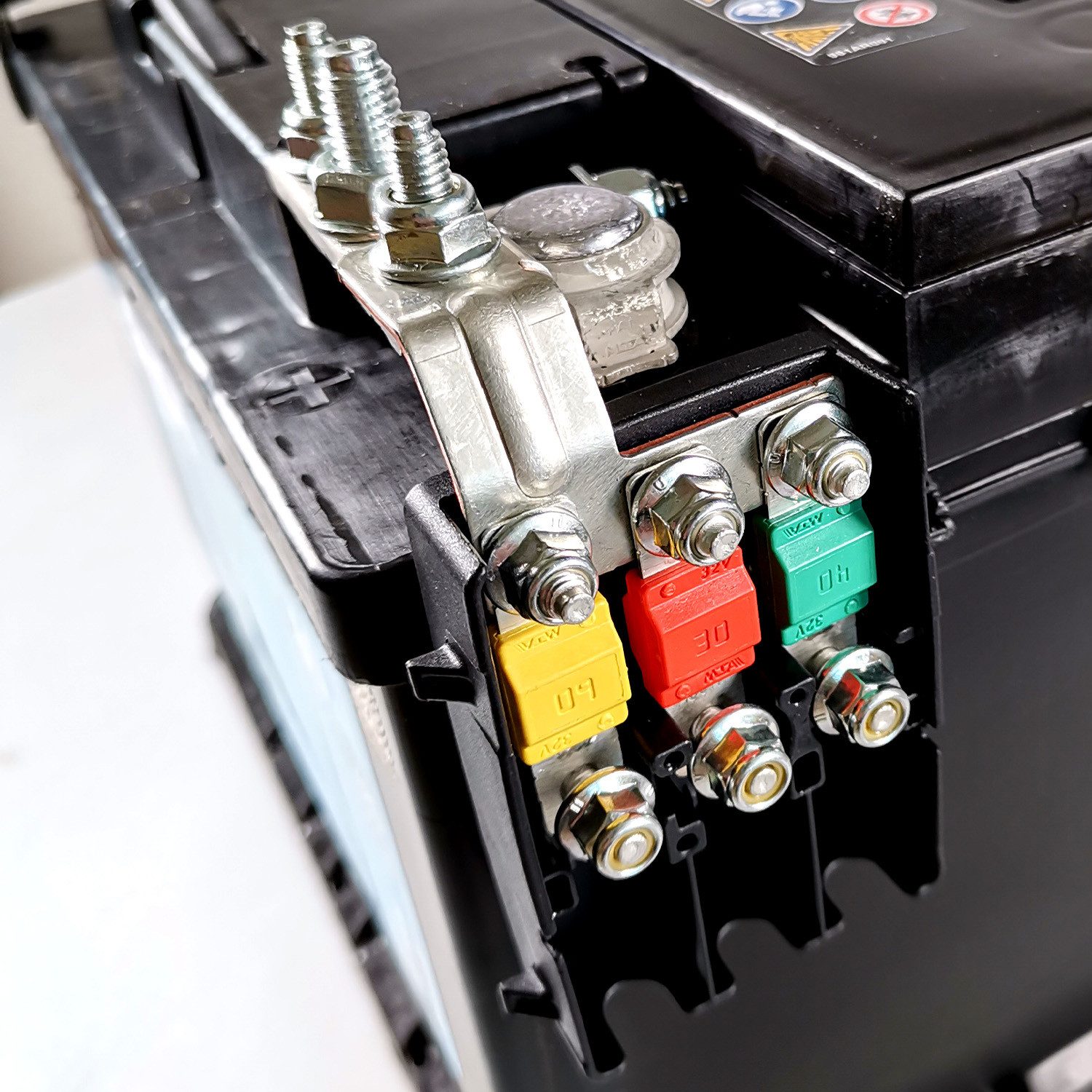 MTA Kfz-Sicherungshalter Sicherungsverteiler für Batteriepol (3-fach), 32 V, 6 Abgänge, DX