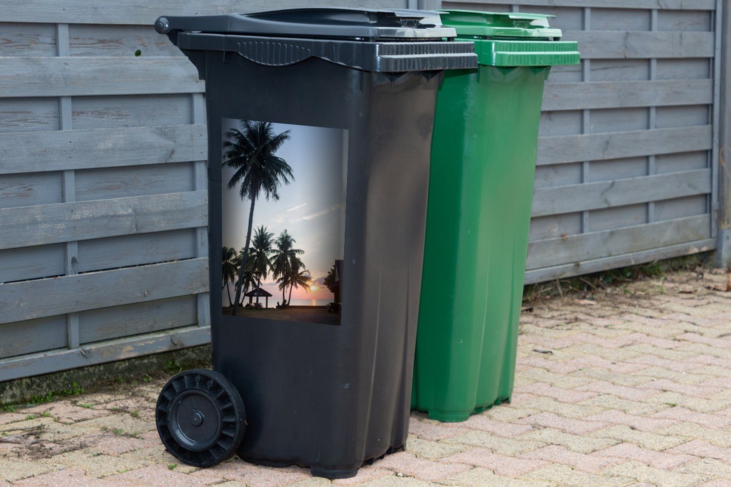 MuchoWow Wandsticker Palme Sticker, Sonnenuntergang St), - Container, Abfalbehälter (1 - Haus Mülltonne, Mülleimer-aufkleber