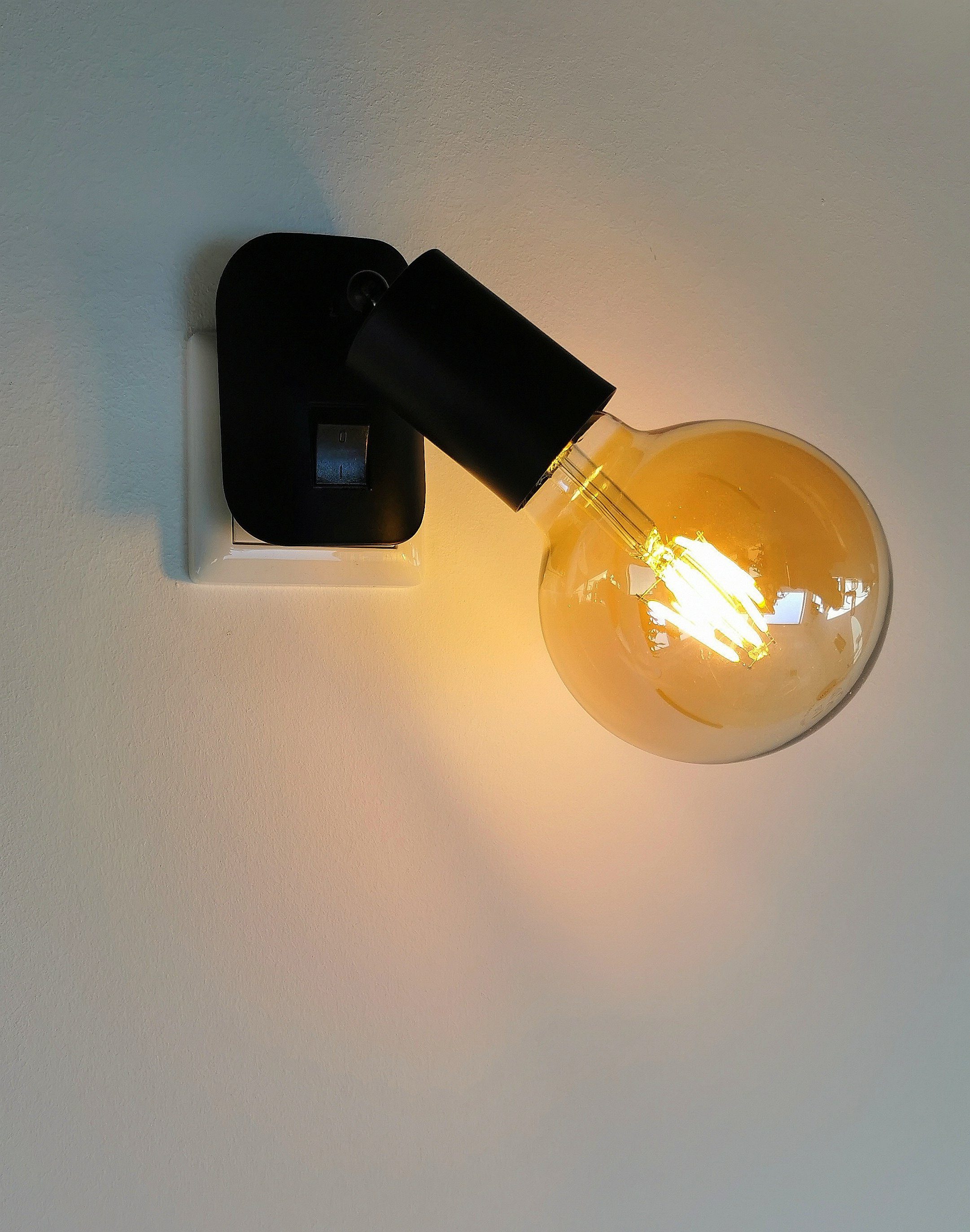 TRANGO LED Steckdosenleuchte, 11-059A LED Steckerleuchte inkl. 1x 4 Watt 2500K Gold warmweiß E27 LED Leuchtmittel in Schwarz matt *ANNA* Wandleuchte, Leselampe, Nachtlicht, Wandlampe, Küchenlampe, Steckerlampe