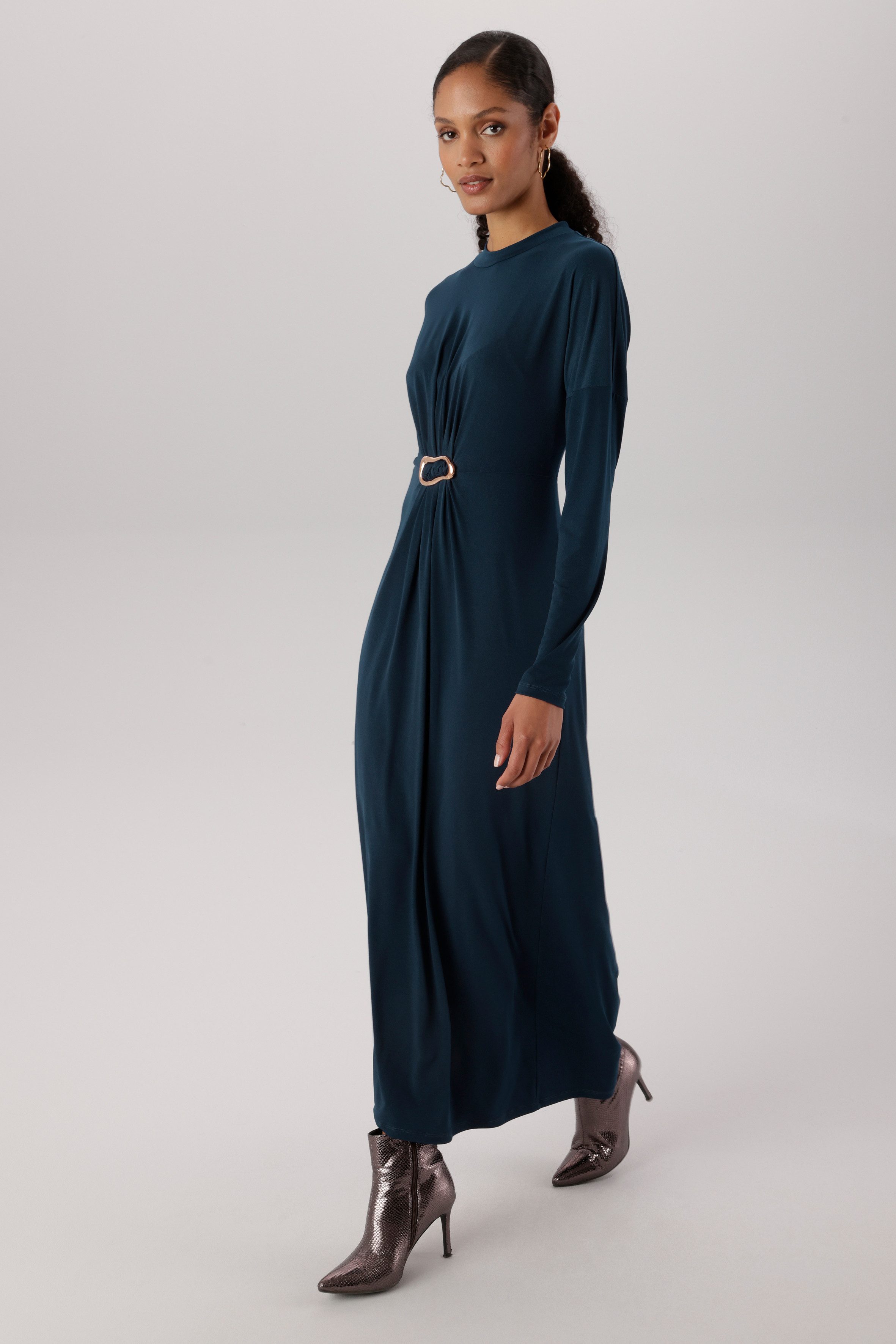 Aniston SELECTED Maxikleid schmeichelnde Raffung mit dekorativer Brosche - NEUE KOLLEKTION