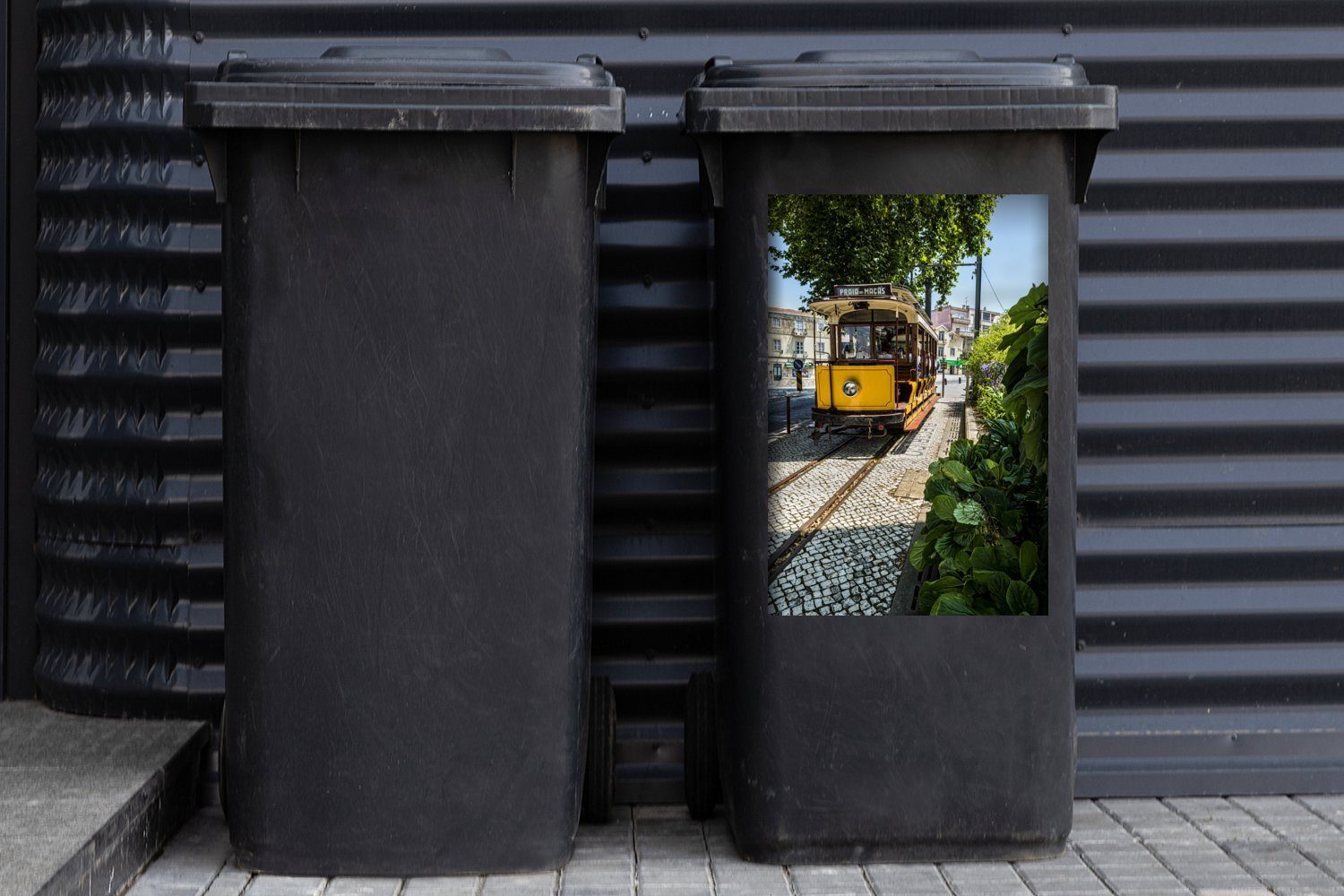 Container, Sintra Straßenbahn Klassische Mülltonne, Mülleimer-aufkleber, MuchoWow Wandsticker Abfalbehälter St), Sticker, (1 portugiesischen im