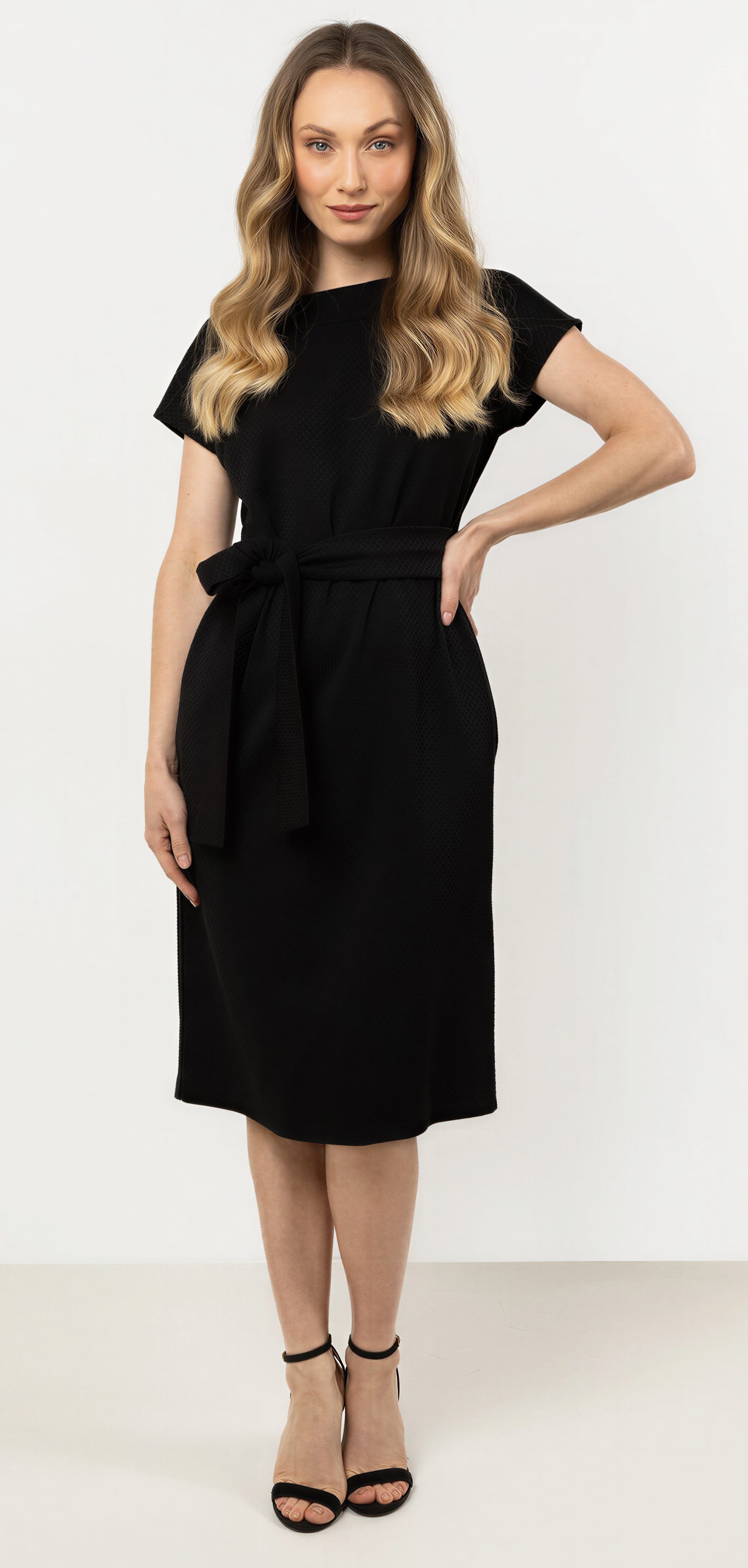 Awama Midikleid mit Bindegürtel und U-Boot-Ausschnitt