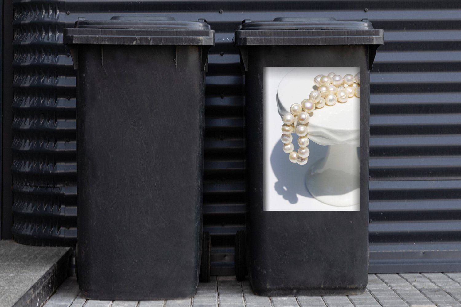 weißem MuchoWow auf Wandsticker Mülleimer-aufkleber, Perlenkette Sockel Sticker, Mülltonne, St), Container, Abfalbehälter (1