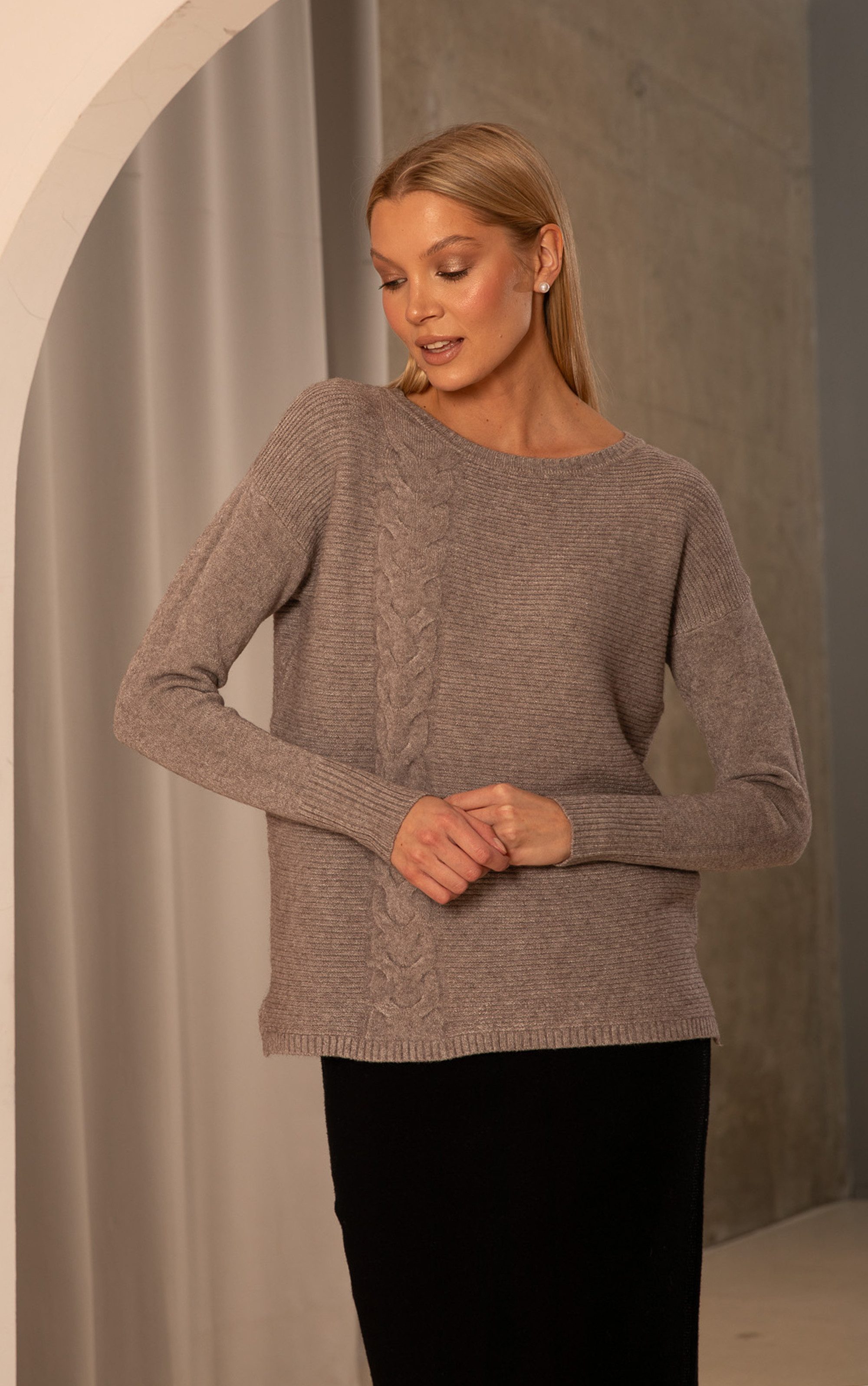 Strickpullover in lockerer Passform mit Rundhalsausschnitt und Zopfstrickdetail