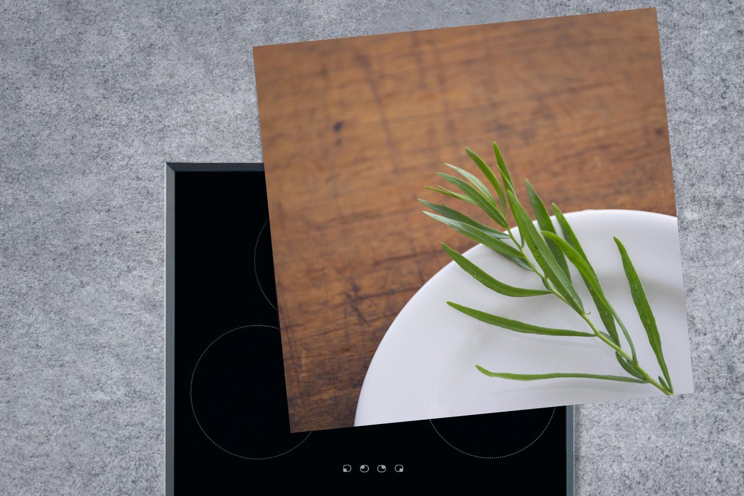 Ceranfeldabdeckung, einem, einer Muskelschale für Herdblende-/Abdeckplatte 78x78 MuchoWow einsamen Vinyl, Weiße Estragonpflanze mit küche (1 auf cm, tlg), Arbeitsplatte