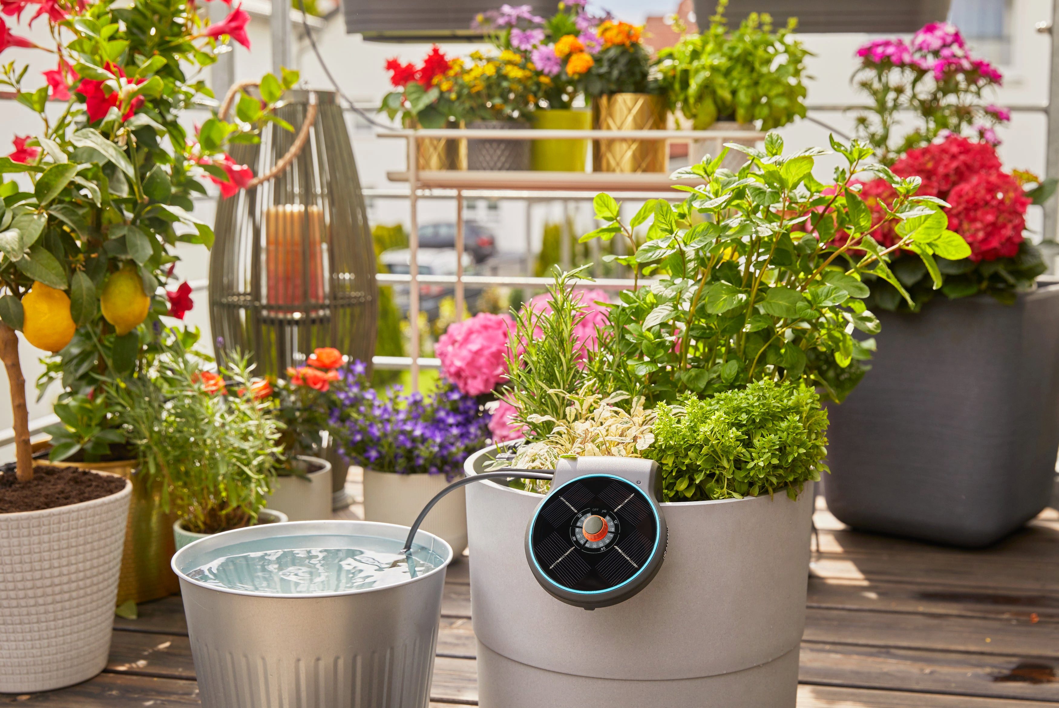 GARDENA Bewässerungssystem Solar-Bewässerung AquaBloom Set, Das solarbetriebene Bewässerungs-Set für Balkon und Terrasse