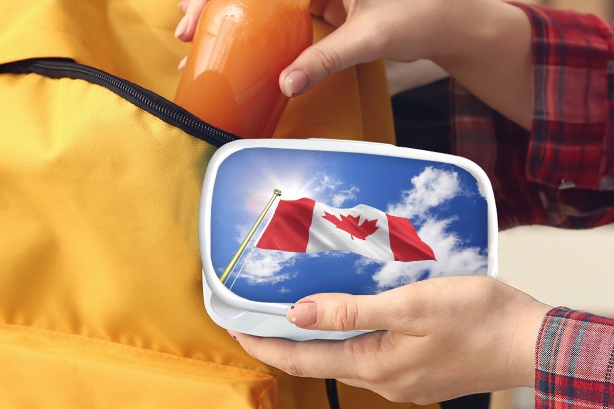 von Brotbox Nachmittag, Kunststoff, MuchoWow Kanada Brotdose, Flagge Kinder und einem an für für weiß Mädchen und sonnigen Erwachsene, Lunchbox (2-tlg), Jungs