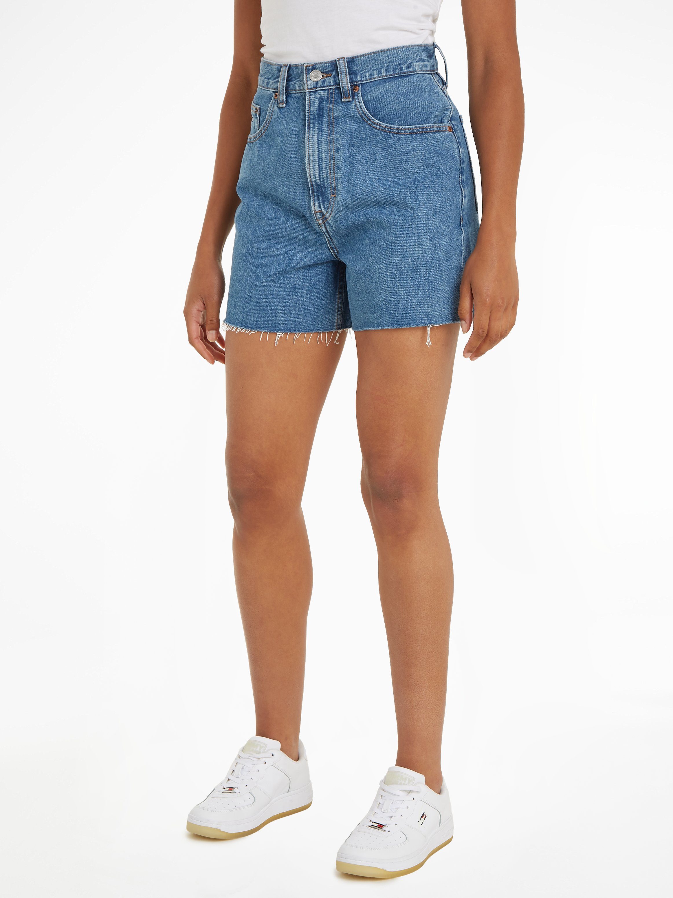 Tommy Jeans Shorts MOM UH SHORT BH0034 mit Tommy Jeans Logo-Badge & Flag