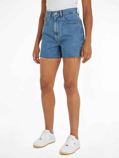Tommy Jeans Shorts MOM UH SHORT BH0034 mit Tommy Jeans Logo-Badge & Flag