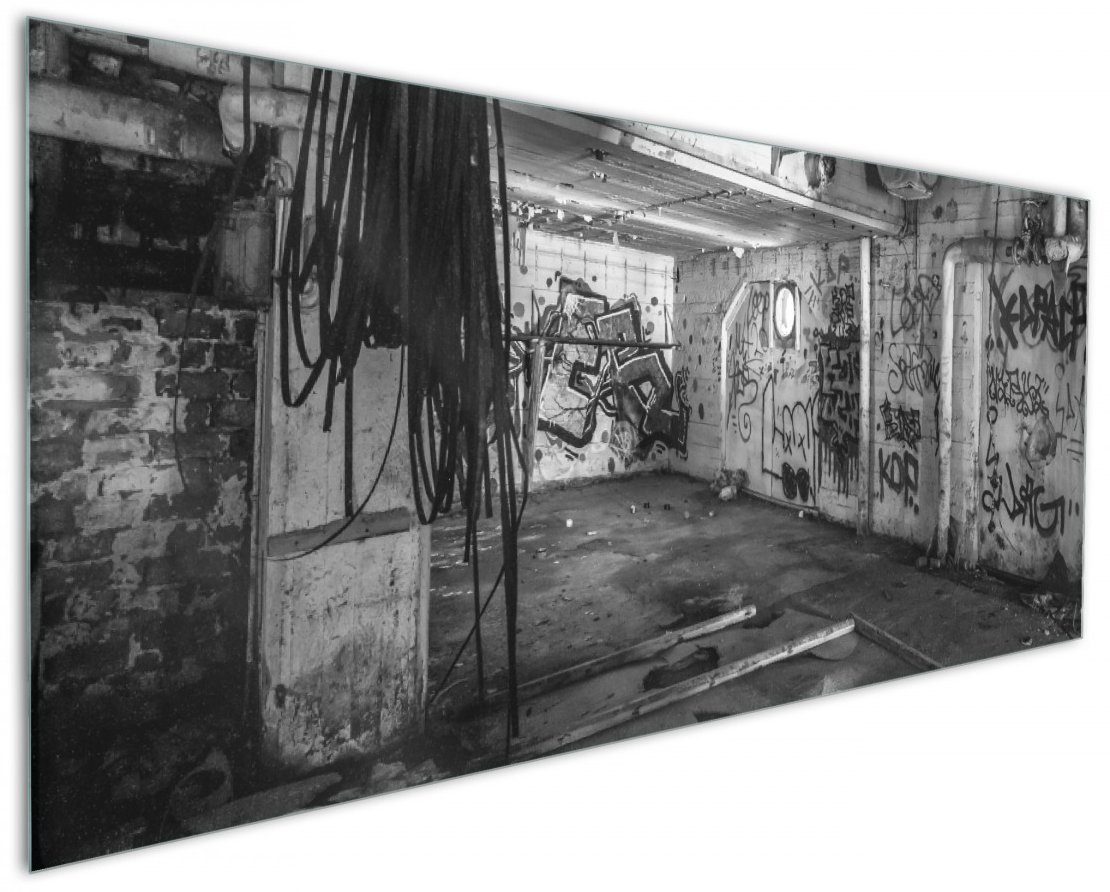 Wallario Küchenrückwand Alte verlassene Fabrik in schwarz weiß mit Graffiti, (1-tlg)