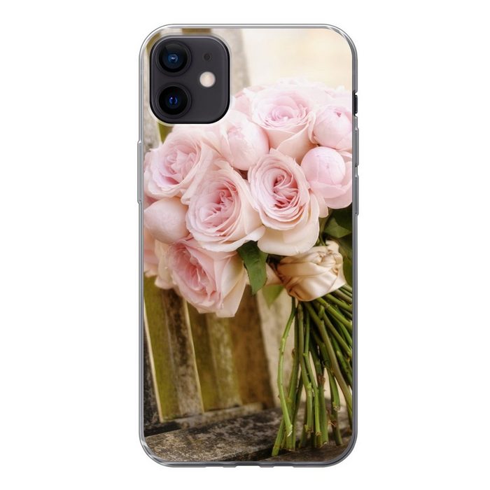 MuchoWow Handyhülle Ein Blumenstrauß aus rosa Rosen auf einer Holzbank Handyhülle Apple iPhone 12 Mini Smartphone-Bumper Print Handy