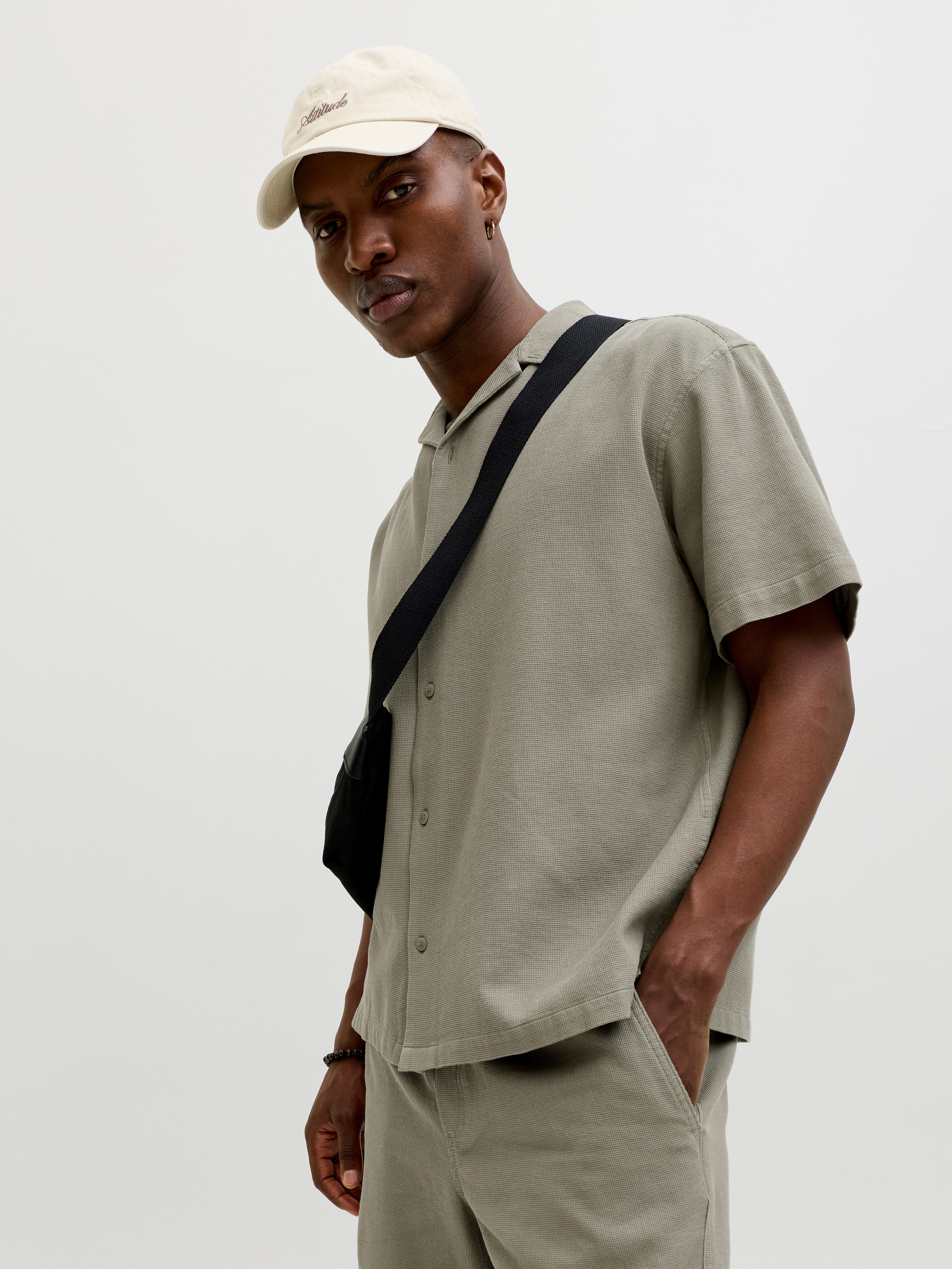 Jack & Jones Kurzarmhemd JJGLOBAL WAFFLE RESORT SHIRT SS mit Resort Kragen
