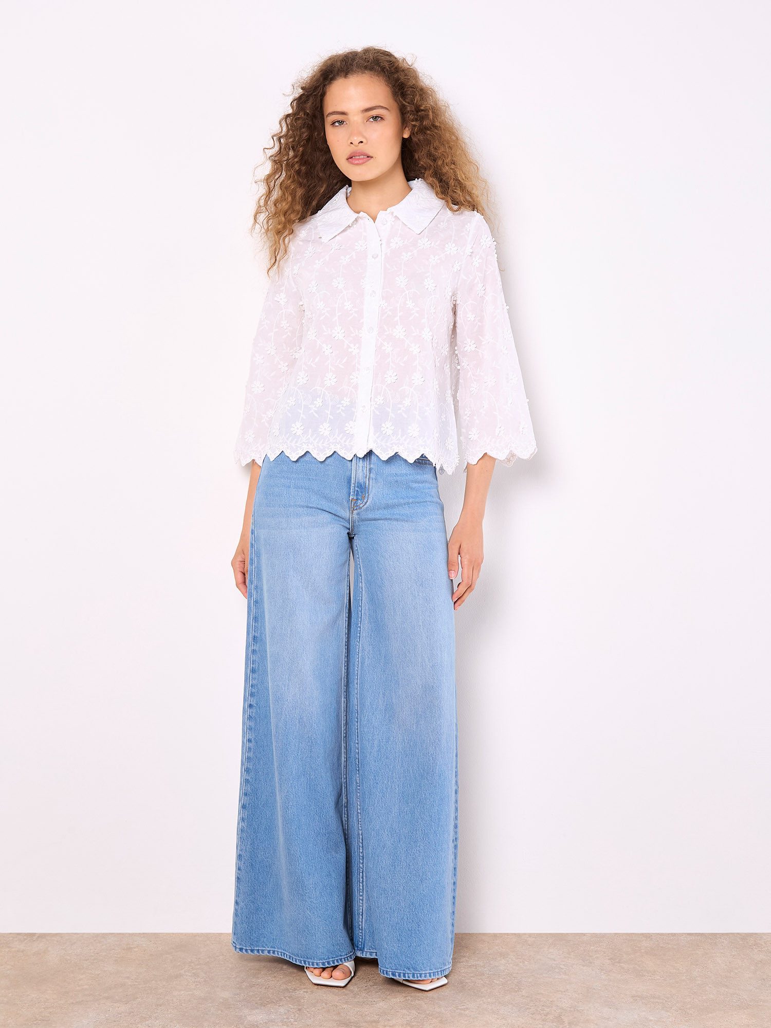 Apricot Spitzenbluse Kurze Bluse mit Blumenapplikation günstig online kaufen