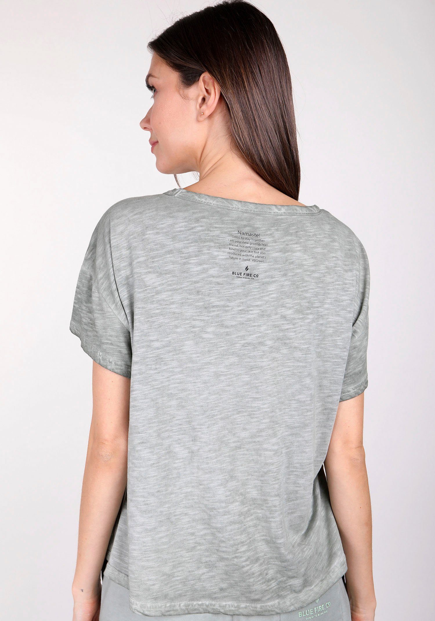 graugrün FIRE mit kleinem vorne T-Shirt Frontdruck BLUE TEENA