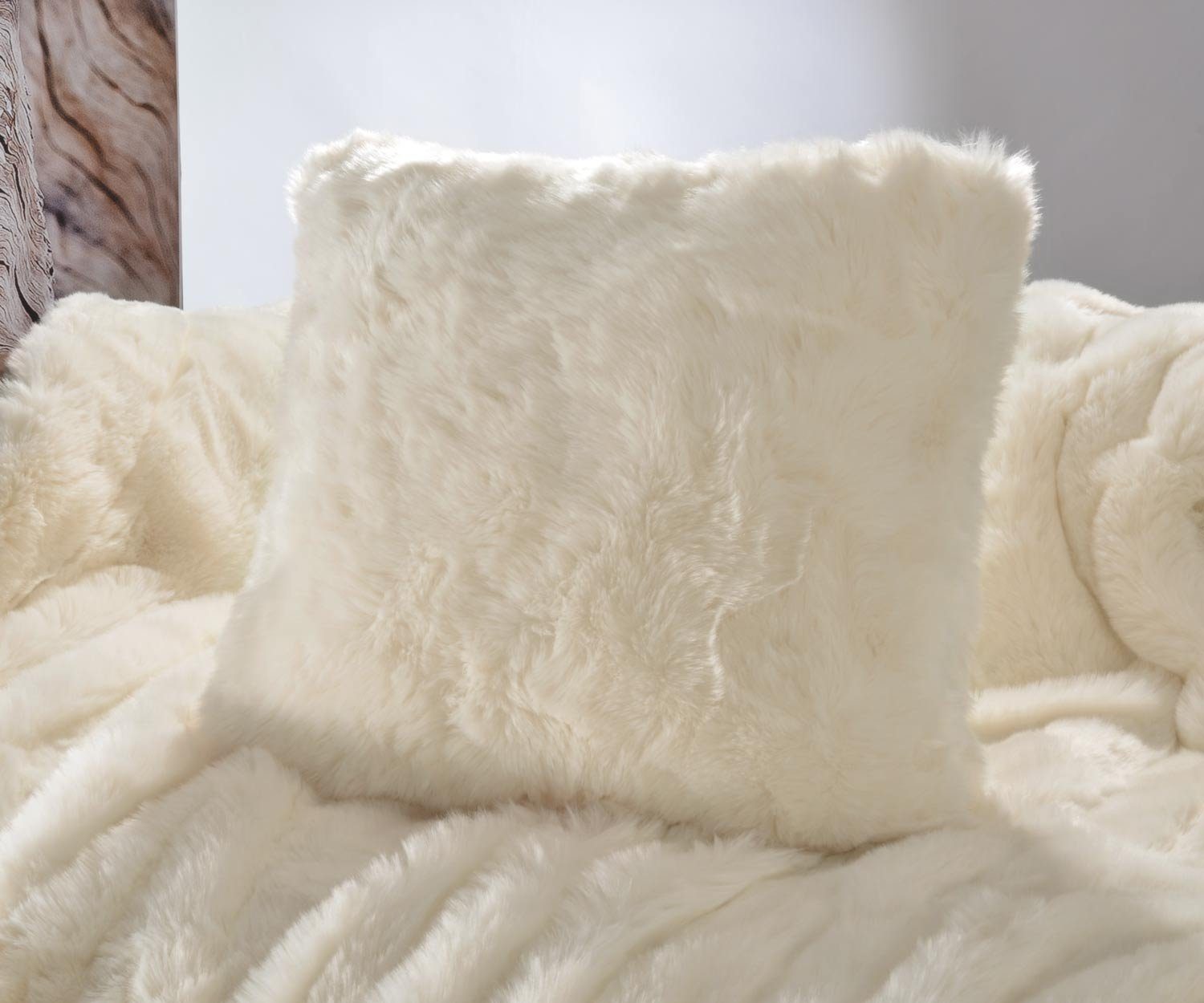 Wohnen und Accessoires GmbH & Co. KG Fellkissen Fellkissen (Kunstfell) "Kaninchen creme-weiß" Premium superfein, Felloptik