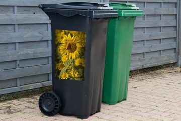 MuchoWow Wandsticker Tagpfauenauge Schmetterling auf einer Sonnenblume (1 St), Mülleimer-aufkleber, Mülltonne, Sticker, Container, Abfalbehälter