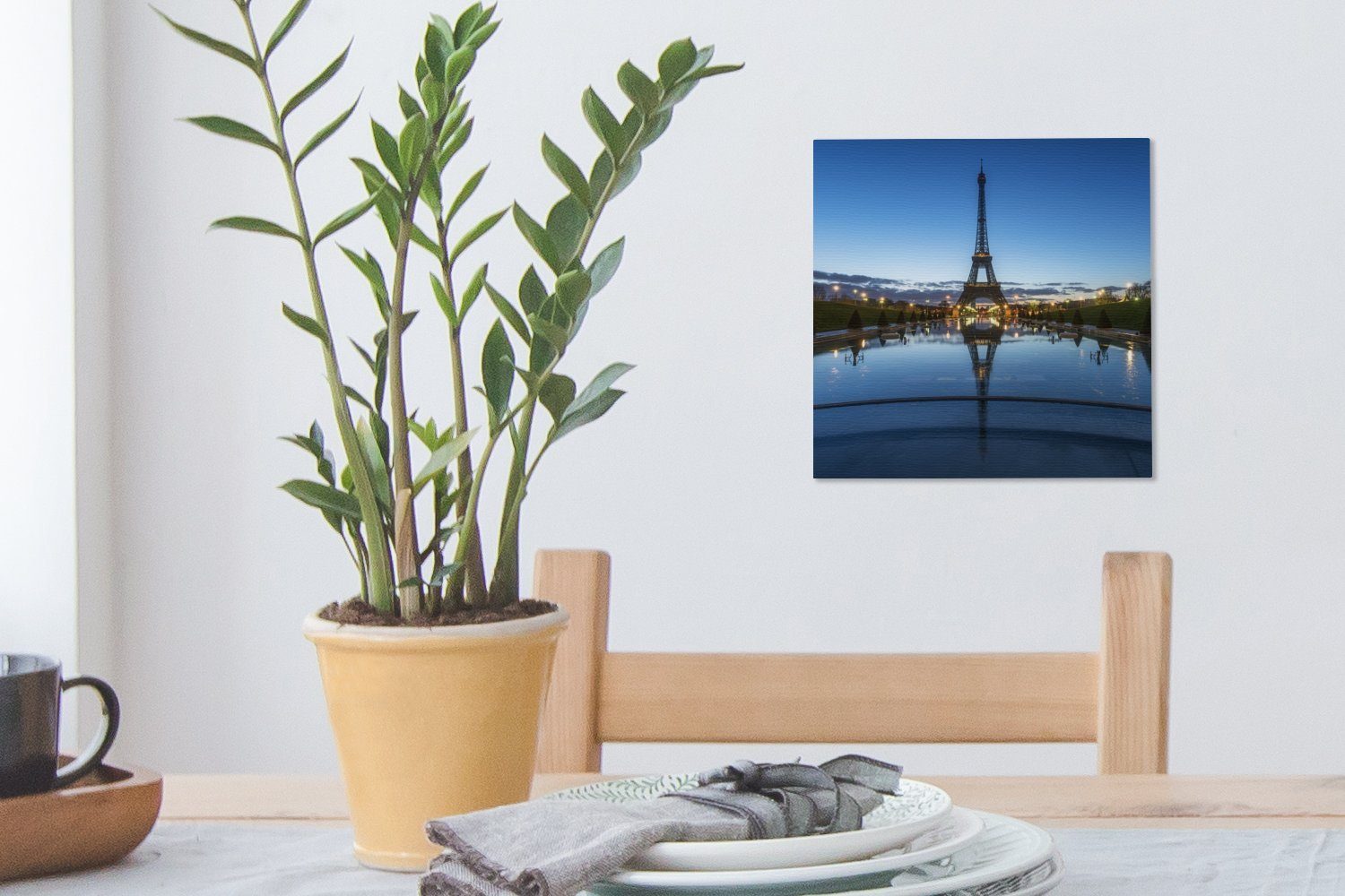 sehr für Paris, Eiffelturm in bei (1 Der St), am Bilder klarem OneMillionCanvasses® Abend Leinwand Himmel Schlafzimmer Wohnzimmer Leinwandbild