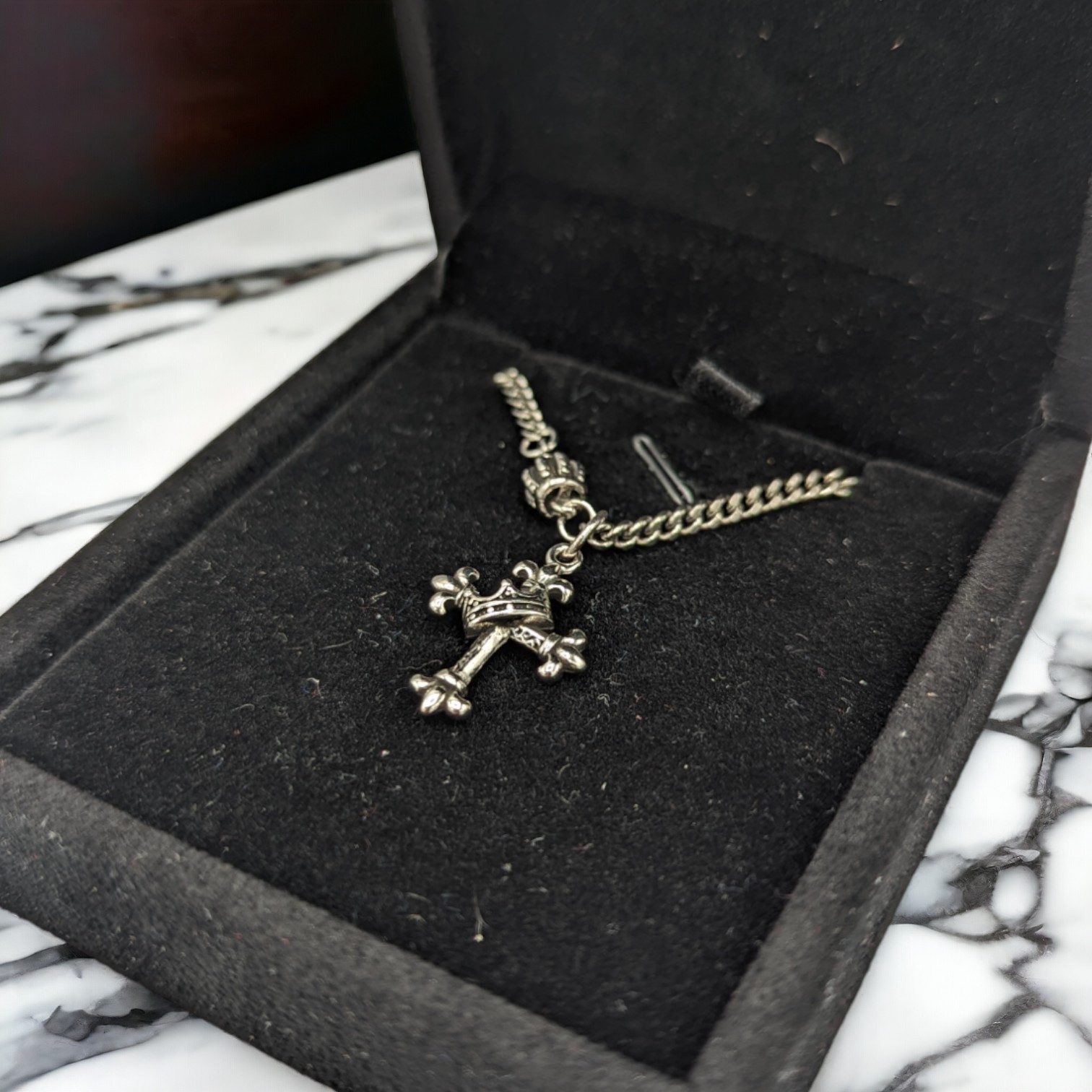 Eyecatcher Edelstahlkette Silberfarbene Halskette mit Kreuz in Lilienoptik günstig online kaufen