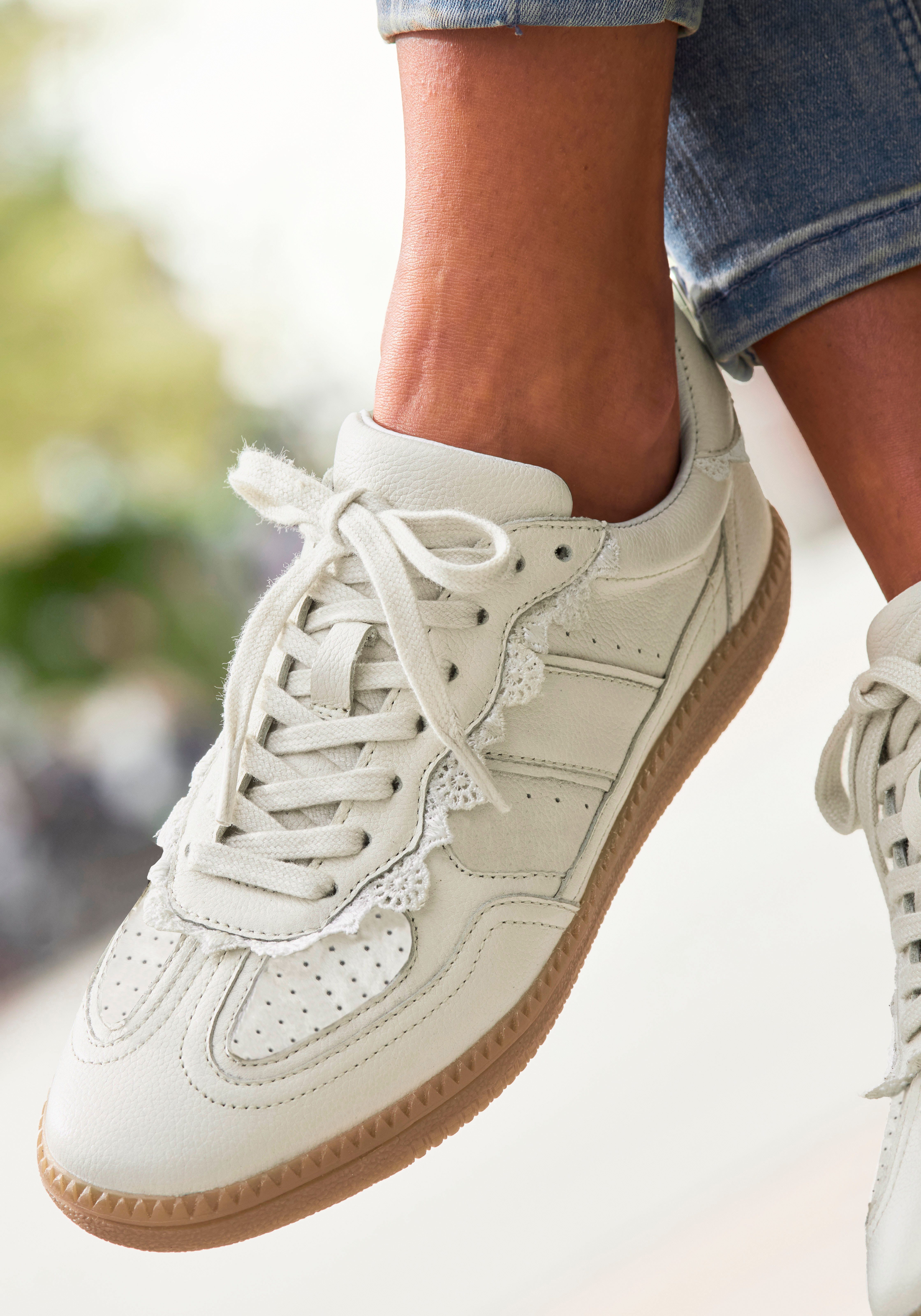 LASCANA Sneaker Freizeitschuh, Halbschuh aus Leder mit Spitzen Details günstig online kaufen