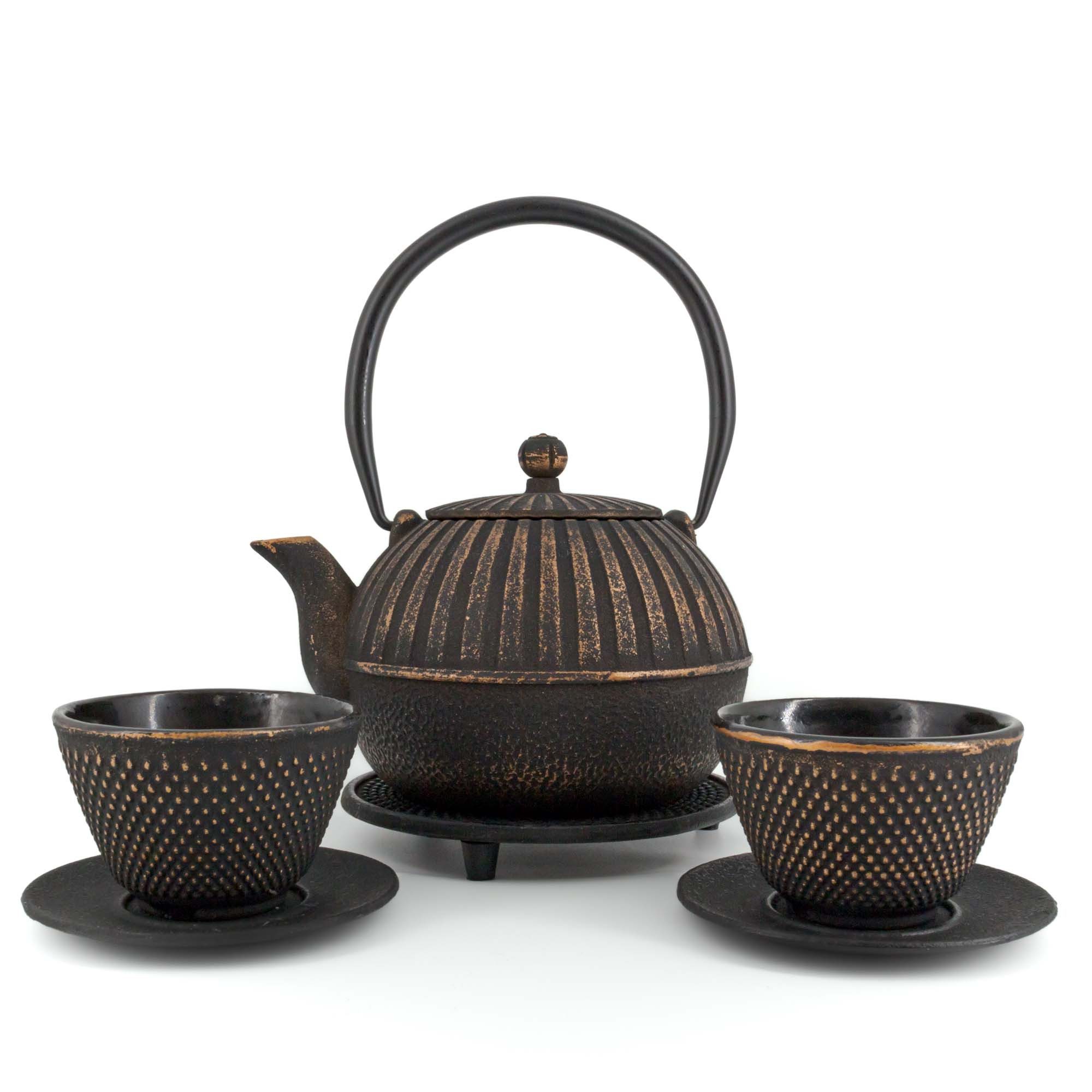 teayumi Teekanne YINI Tetsubin Komplett-Set Gusseisenkanne 900 ml Schwarz Gold, 0.9 l, (Komplett-Set, 8-teilig), mit herausnehmbaren Edelstahlsieb, mit Henkel