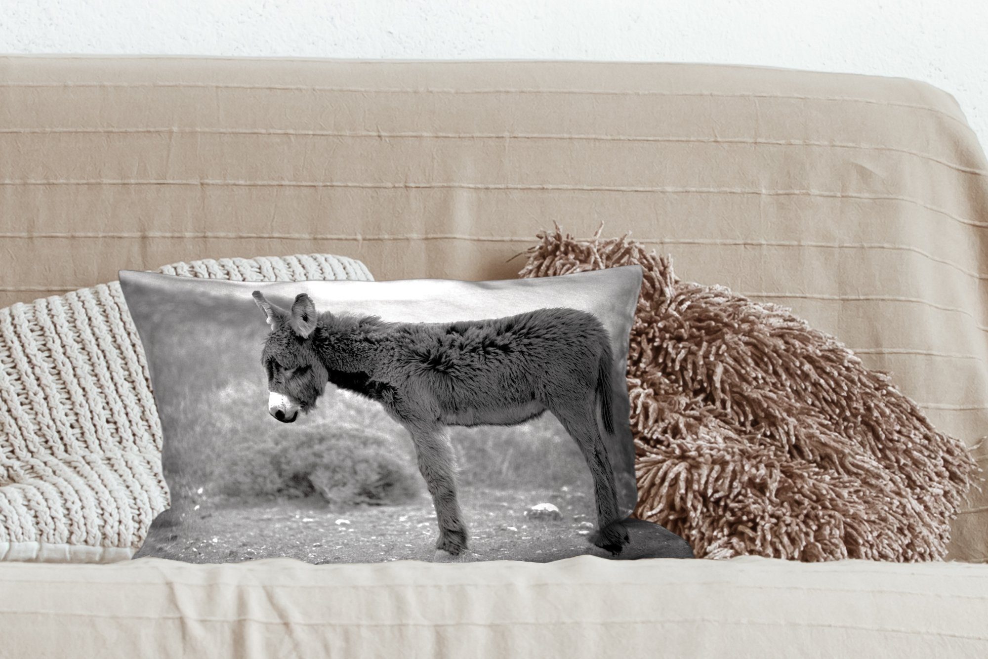 MuchoWow Dekokissen Landschaft Esel Schlafzimmer in - Dekoration, Zierkissen, mit weiß, Wohzimmer Einsamer Dekokissen karger und Füllung, schwarz