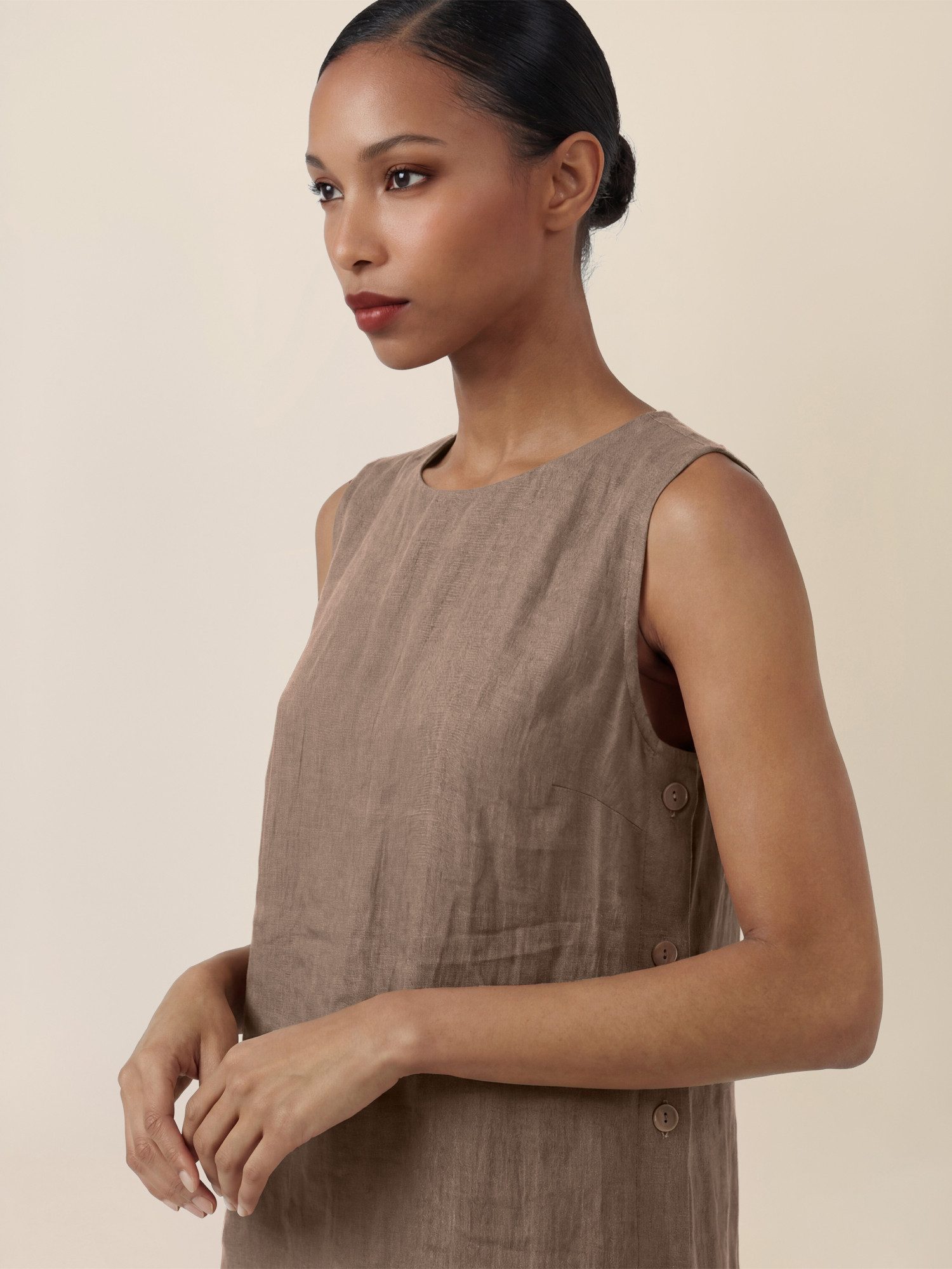 Apart Abendkleid mit seitlicher Knopfleiste
