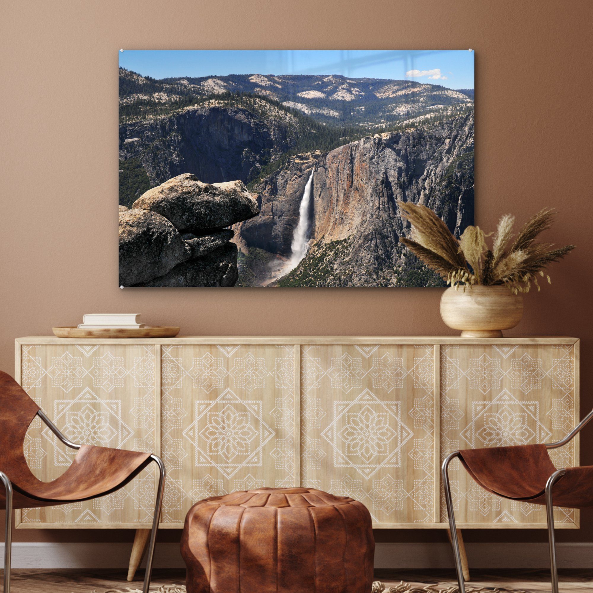 Wohnzimmer des im Luftbild Acrylglasbilder & MuchoWow Schlafzimmer Yosemite-Nationalpark, Wasserfalls (1 St), Acrylglasbild Ein