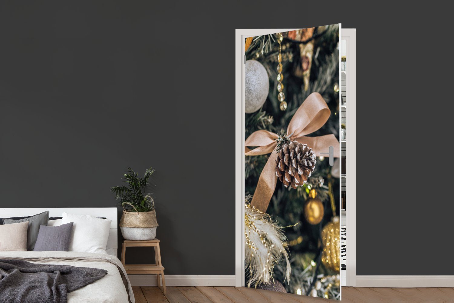 Türtapete Tür, Weihnachtsbaumschmuck, 75x205 MuchoWow von Türaufkleber, (1 Matt, cm bedruckt, Fototapete Nahaufnahme Eine für St),