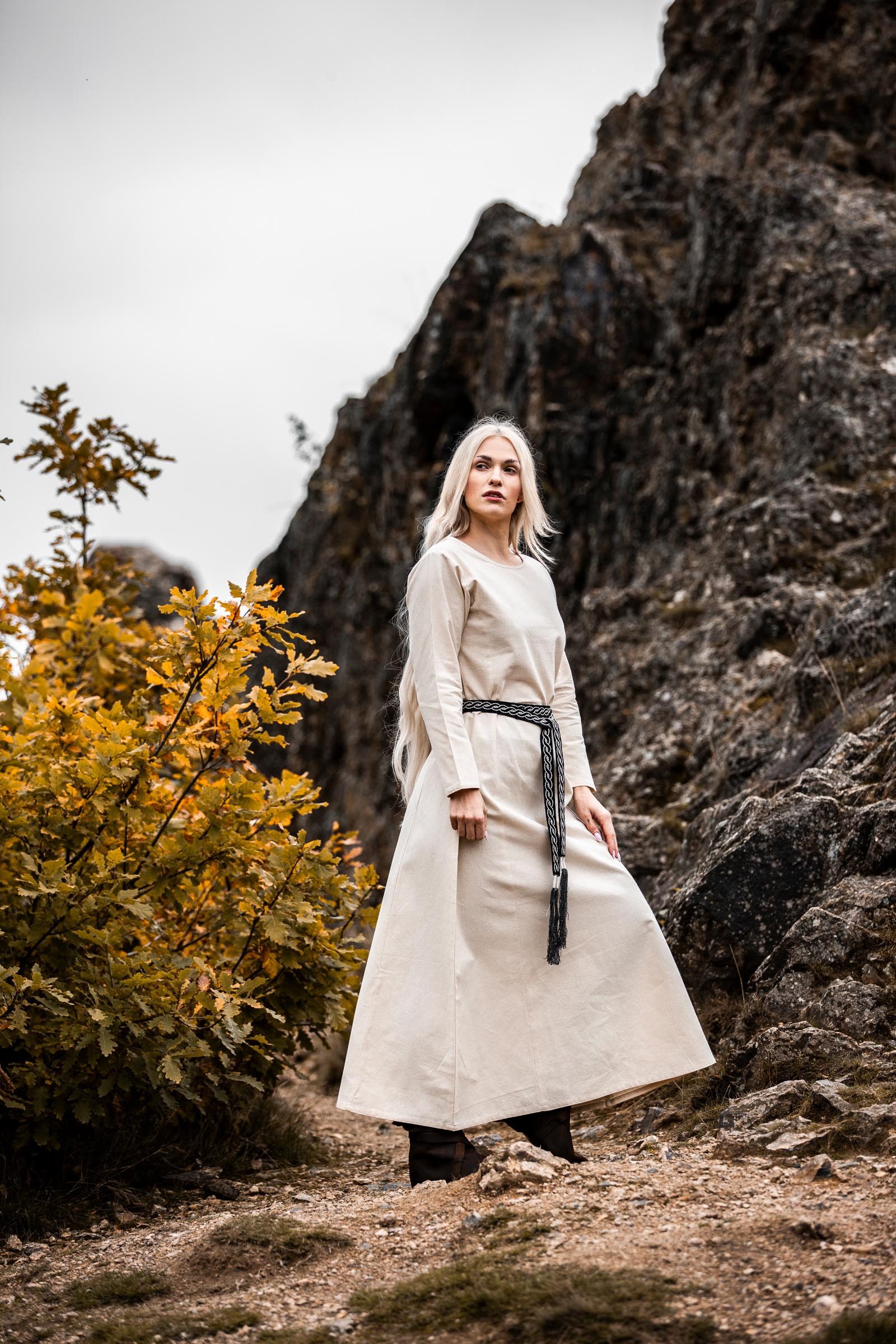 Leonardo Carbone Wikinger-Kostüm Kleid "Alvilda" mit Rundhalsausschnitt, vertikale Ziernähte, hochwertige Baumwolle