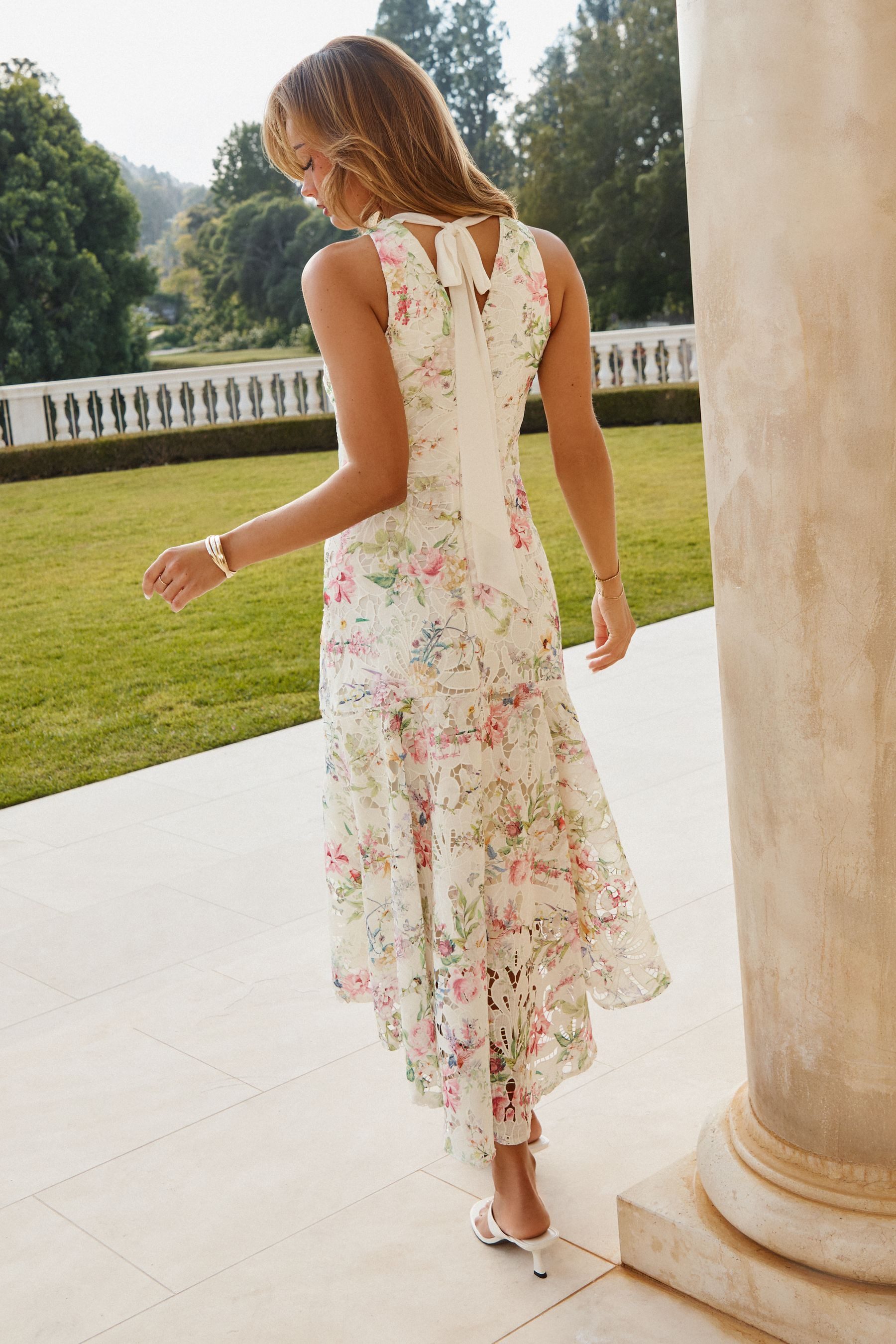 LIPSY Midikleid Lipsy Neckholder-Midikleid mit Print und Spitze (1-tlg)